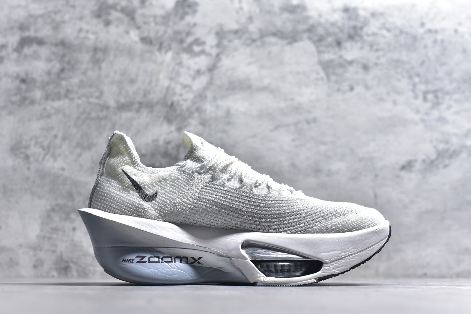 图片[3]-#NK Air Zoom Alphafly NEXT% 3 2024全新马拉松超级跑鞋 有史以来最轻盈、测试次数最多的NK Alphafly 经过精英马拉松运动员的测试验证 并搭载Air Zoom气垫 旨在助力跑者实现突破 取得更佳的成绩 在开发过程中 Alphafly 3帮助耐克运动员凯尔文·基普图姆（Kelvin Kiptum）以2：00：35的成绩刷新了马拉松世界纪录 Alphafly的动力设计没有改变——Air Zoom气垫单元、Flyplate碳纤维板和ZoomX泡绵 但是整体系统的制作方法略有调整 优化和提升了对运动员的帮助 主要更新包括一体式鞋底 提供顺畅稳定的“后跟到脚趾”过渡；更宽的全长Flyplate碳纤维板提供稳定助推力 全新Fast Shot外底保证出色牵引力和抓地力 全新Atomknit 3.0鞋面提供更强的控制力、透气性和中足支撑力 尺码：36 36.5 37.5 38 38.5 39 40 40.5 41 42 42.5 43 44 44.5 45 46-选品中心