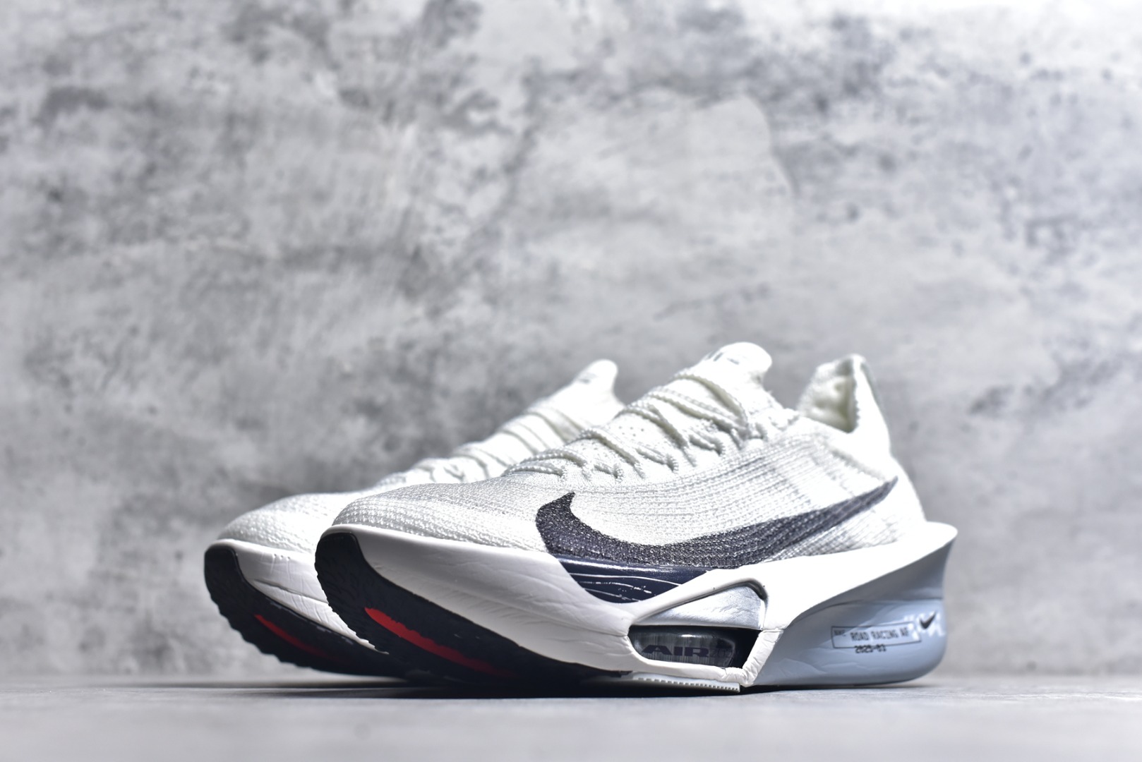 图片[2]-#NK Air Zoom Alphafly NEXT% 3 2024全新马拉松超级跑鞋 有史以来最轻盈、测试次数最多的NK Alphafly 经过精英马拉松运动员的测试验证 并搭载Air Zoom气垫 旨在助力跑者实现突破 取得更佳的成绩 在开发过程中 Alphafly 3帮助耐克运动员凯尔文·基普图姆（Kelvin Kiptum）以2：00：35的成绩刷新了马拉松世界纪录 Alphafly的动力设计没有改变——Air Zoom气垫单元、Flyplate碳纤维板和ZoomX泡绵 但是整体系统的制作方法略有调整 优化和提升了对运动员的帮助 主要更新包括一体式鞋底 提供顺畅稳定的“后跟到脚趾”过渡；更宽的全长Flyplate碳纤维板提供稳定助推力 全新Fast Shot外底保证出色牵引力和抓地力 全新Atomknit 3.0鞋面提供更强的控制力、透气性和中足支撑力 尺码：36 36.5 37.5 38 38.5 39 40 40.5 41 42 42.5 43 44 44.5 45 46-选品中心