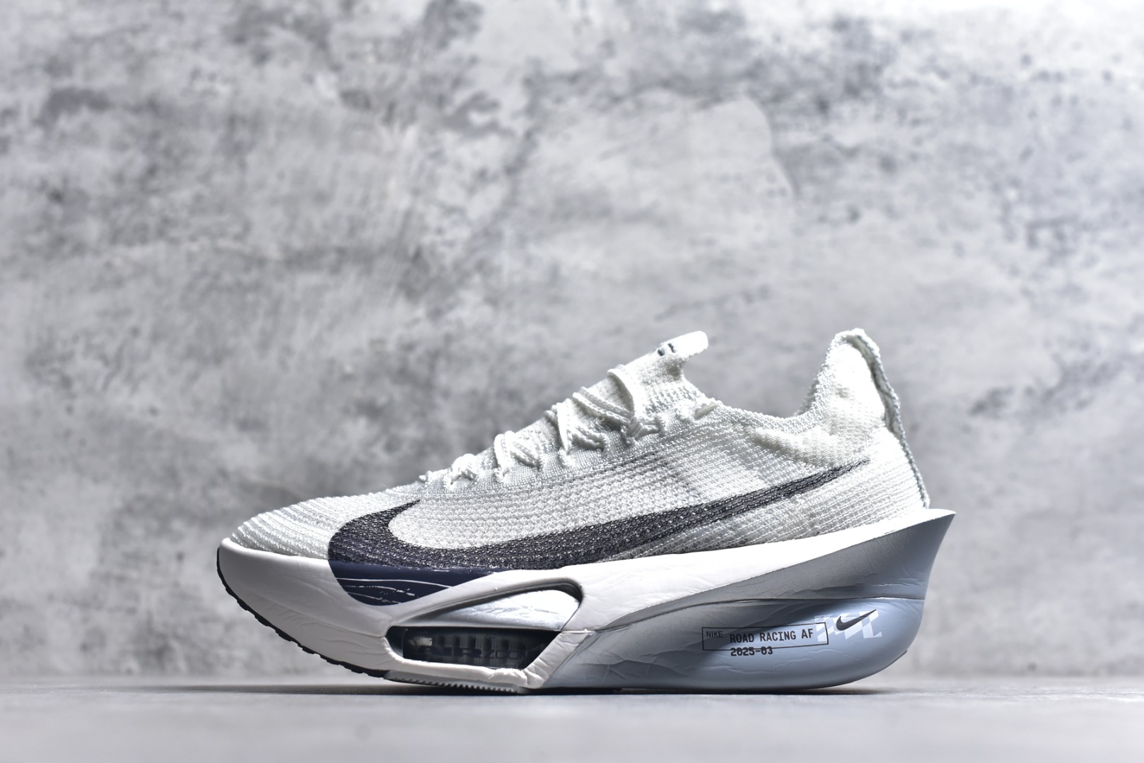 #NK Air Zoom Alphafly NEXT% 3 2024全新马拉松超级跑鞋 有史以来最轻盈、测试次数最多的NK Alphafly 经过精英马拉松运动员的测试验证 并搭载Air Zoom气垫 旨在助力跑者实现突破 取得更佳的成绩 在开发过程中 Alphafly 3帮助耐克运动员凯尔文·基普图姆（Kelvin Kiptum）以2：00：35的成绩刷新了马拉松世界纪录 Alphafly的动力设计没有改变——Air Zoom气垫单元、Flyplate碳纤维板和ZoomX泡绵 但是整体系统的制作方法略有调整 优化和提升了对运动员的帮助 主要更新包括一体式鞋底 提供顺畅稳定的“后跟到脚趾”过渡；更宽的全长Flyplate碳纤维板提供稳定助推力 全新Fast Shot外底保证出色牵引力和抓地力 全新Atomknit 3.0鞋面提供更强的控制力、透气性和中足支撑力 尺码：36 36.5 37.5 38 38.5 39 40 40.5 41 42 42.5 43 44 44.5 45 46-选品中心