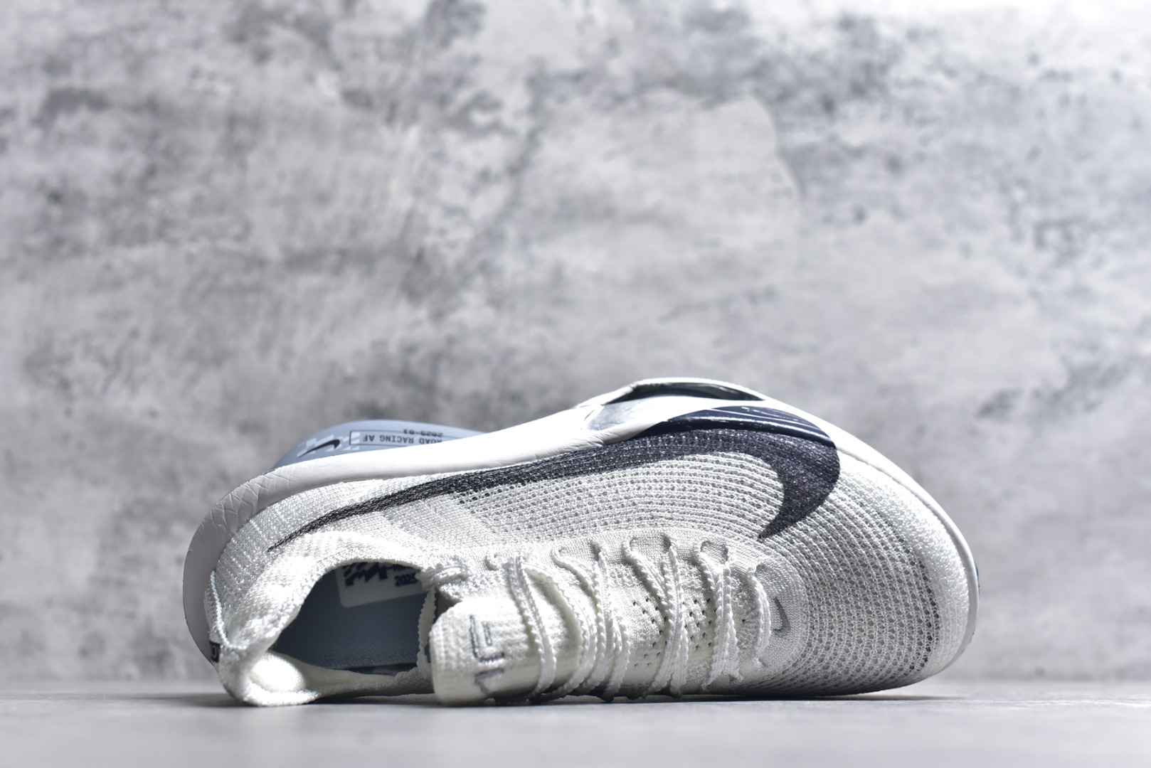 图片[4]-#NK Air Zoom Alphafly NEXT% 3 2024全新马拉松超级跑鞋 有史以来最轻盈、测试次数最多的NK Alphafly 经过精英马拉松运动员的测试验证 并搭载Air Zoom气垫 旨在助力跑者实现突破 取得更佳的成绩 在开发过程中 Alphafly 3帮助耐克运动员凯尔文·基普图姆（Kelvin Kiptum）以2：00：35的成绩刷新了马拉松世界纪录 Alphafly的动力设计没有改变——Air Zoom气垫单元、Flyplate碳纤维板和ZoomX泡绵 但是整体系统的制作方法略有调整 优化和提升了对运动员的帮助 主要更新包括一体式鞋底 提供顺畅稳定的“后跟到脚趾”过渡；更宽的全长Flyplate碳纤维板提供稳定助推力 全新Fast Shot外底保证出色牵引力和抓地力 全新Atomknit 3.0鞋面提供更强的控制力、透气性和中足支撑力 尺码：36 36.5 37.5 38 38.5 39 40 40.5 41 42 42.5 43 44 44.5 45 46-选品中心