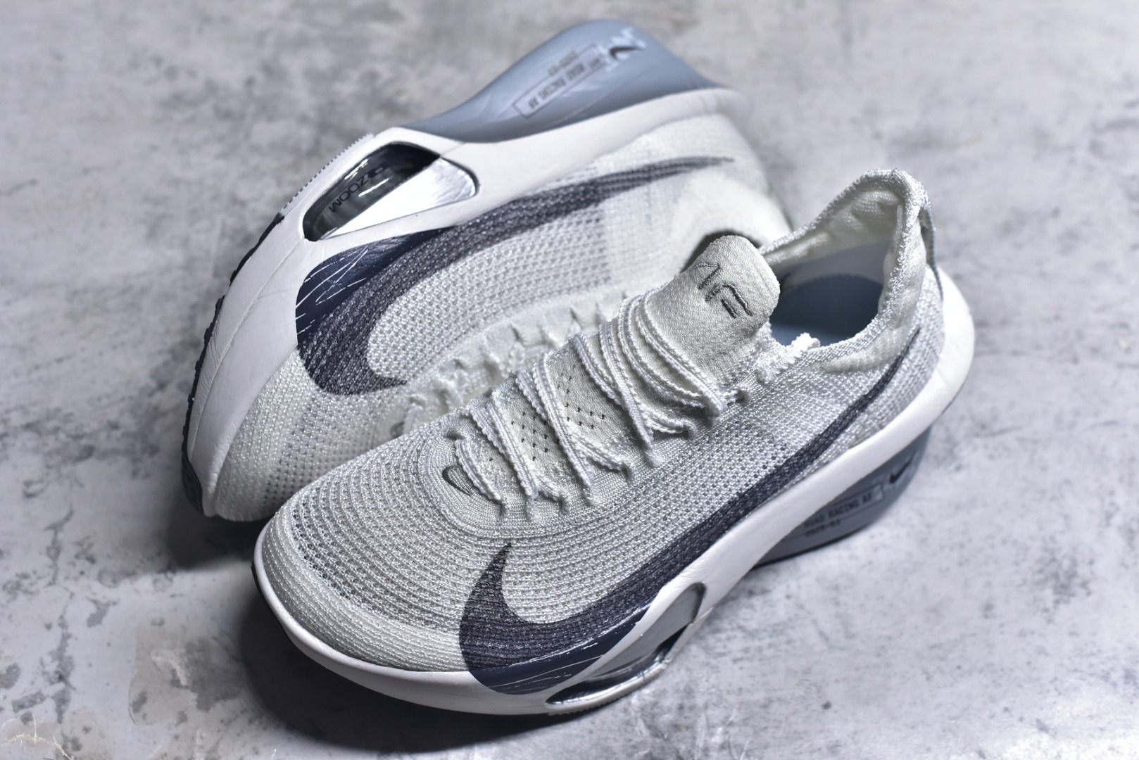 图片[7]-#NK Air Zoom Alphafly NEXT% 3 2024全新马拉松超级跑鞋 有史以来最轻盈、测试次数最多的NK Alphafly 经过精英马拉松运动员的测试验证 并搭载Air Zoom气垫 旨在助力跑者实现突破 取得更佳的成绩 在开发过程中 Alphafly 3帮助耐克运动员凯尔文·基普图姆（Kelvin Kiptum）以2：00：35的成绩刷新了马拉松世界纪录 Alphafly的动力设计没有改变——Air Zoom气垫单元、Flyplate碳纤维板和ZoomX泡绵 但是整体系统的制作方法略有调整 优化和提升了对运动员的帮助 主要更新包括一体式鞋底 提供顺畅稳定的“后跟到脚趾”过渡；更宽的全长Flyplate碳纤维板提供稳定助推力 全新Fast Shot外底保证出色牵引力和抓地力 全新Atomknit 3.0鞋面提供更强的控制力、透气性和中足支撑力 尺码：36 36.5 37.5 38 38.5 39 40 40.5 41 42 42.5 43 44 44.5 45 46-选品中心