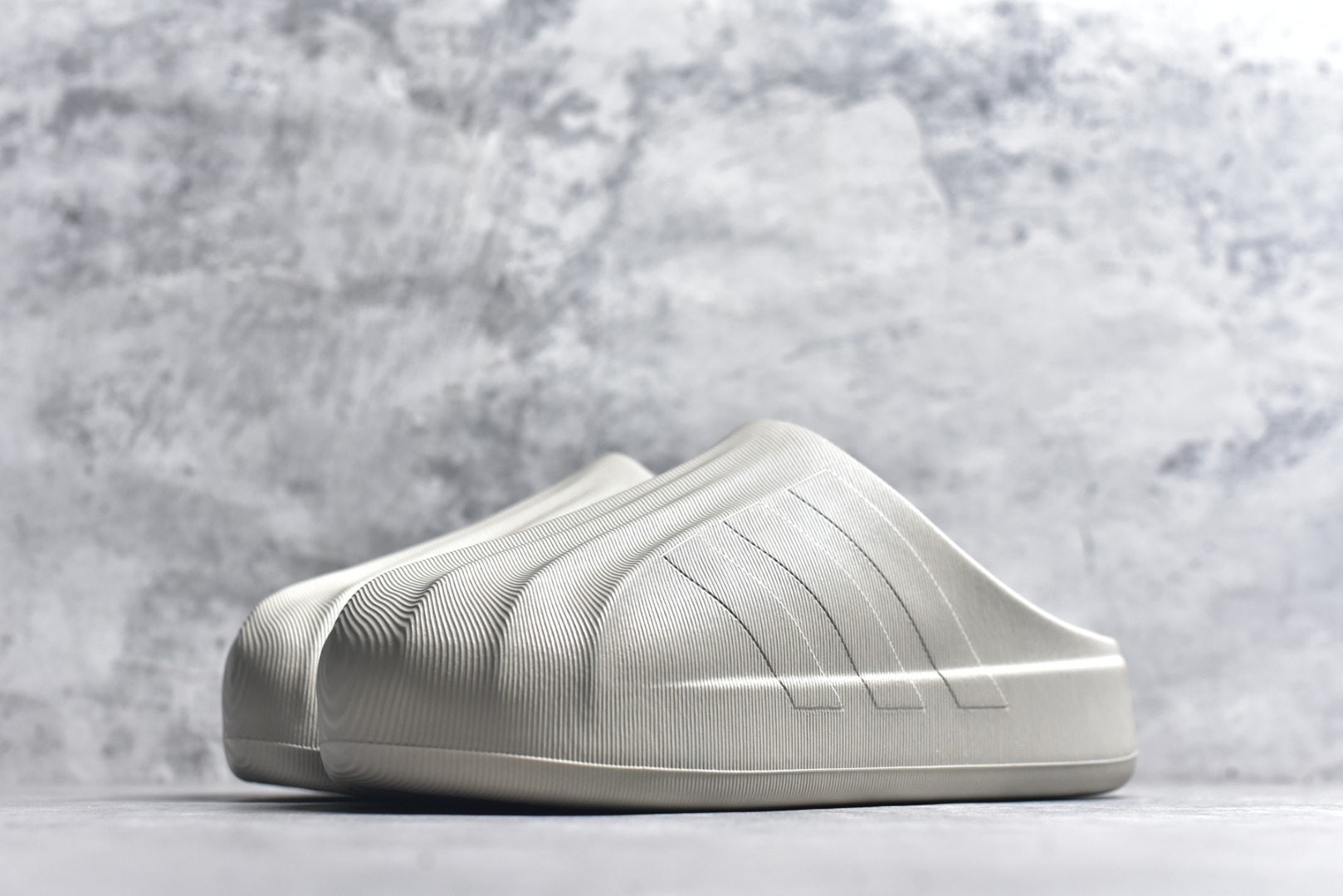 图片[2]-#adiFOM Superstar MULE 贝壳头版一脚蹬半拖鸭掌鞋半拖 重金购入原鞋及原档案磨具生产指令开发 鞋头部位凹凸有致 横向大面积波浪纹理 后跟Logo 凹凸明显 轮廓分明 描漆定位精准 公整无偏差不溢出 LOGO内侧钢印清晰工整 原厂磨具全鞋无多余毛边 同源公司EVA粒子环保塑料 原厂指令配方 无任何异味 弹性卡色均保持原鞋一致 匠心打造 鞋口弧度大小 鞋面色泽质感同步原鞋 LOGO内侧钢印清晰工整 中底部分带原厂钢印编号 原厂Ortholite欧斯莱鞋垫 区别掉渣海玻璃鞋垫 吸汗防臭的效果无法相提并论 原厂定制原标 同比ZP 符合人体设计 产品基于标志性 Superstar 鞋款轮廓的同时 利用可再生的甘蔗加工物材料制成一体式泡沫鞋身 无鞋带设计更加方便穿脱 点睛之笔在于标志性的三道杠出现在鞋子的两侧 鞋跟贴片上饰有品牌标志性的三叶草压花 偏小一码 尺码：36-45-选品中心