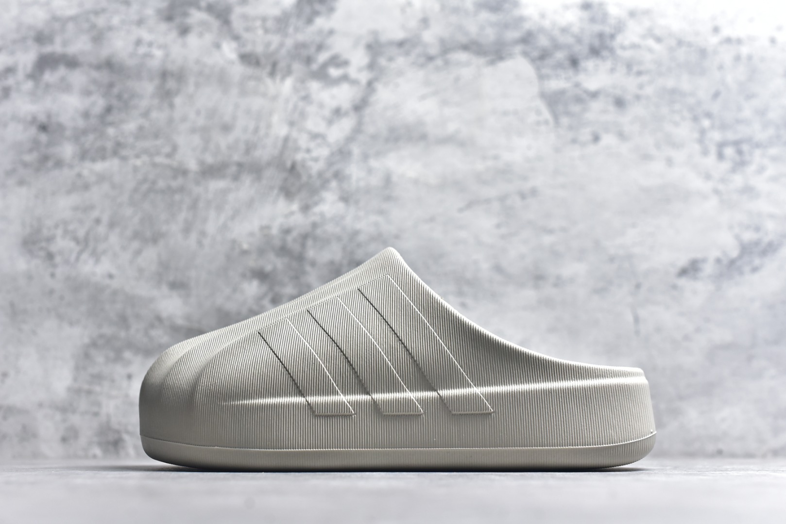 #adiFOM Superstar MULE 贝壳头版一脚蹬半拖鸭掌鞋半拖 重金购入原鞋及原档案磨具生产指令开发 鞋头部位凹凸有致 横向大面积波浪纹理 后跟Logo 凹凸明显 轮廓分明 描漆定位精准 公整无偏差不溢出 LOGO内侧钢印清晰工整 原厂磨具全鞋无多余毛边 同源公司EVA粒子环保塑料 原厂指令配方 无任何异味 弹性卡色均保持原鞋一致 匠心打造 鞋口弧度大小 鞋面色泽质感同步原鞋 LOGO内侧钢印清晰工整 中底部分带原厂钢印编号 原厂Ortholite欧斯莱鞋垫 区别掉渣海玻璃鞋垫 吸汗防臭的效果无法相提并论 原厂定制原标 同比ZP 符合人体设计 产品基于标志性 Superstar 鞋款轮廓的同时 利用可再生的甘蔗加工物材料制成一体式泡沫鞋身 无鞋带设计更加方便穿脱 点睛之笔在于标志性的三道杠出现在鞋子的两侧 鞋跟贴片上饰有品牌标志性的三叶草压花 偏小一码 尺码：36-45-选品中心