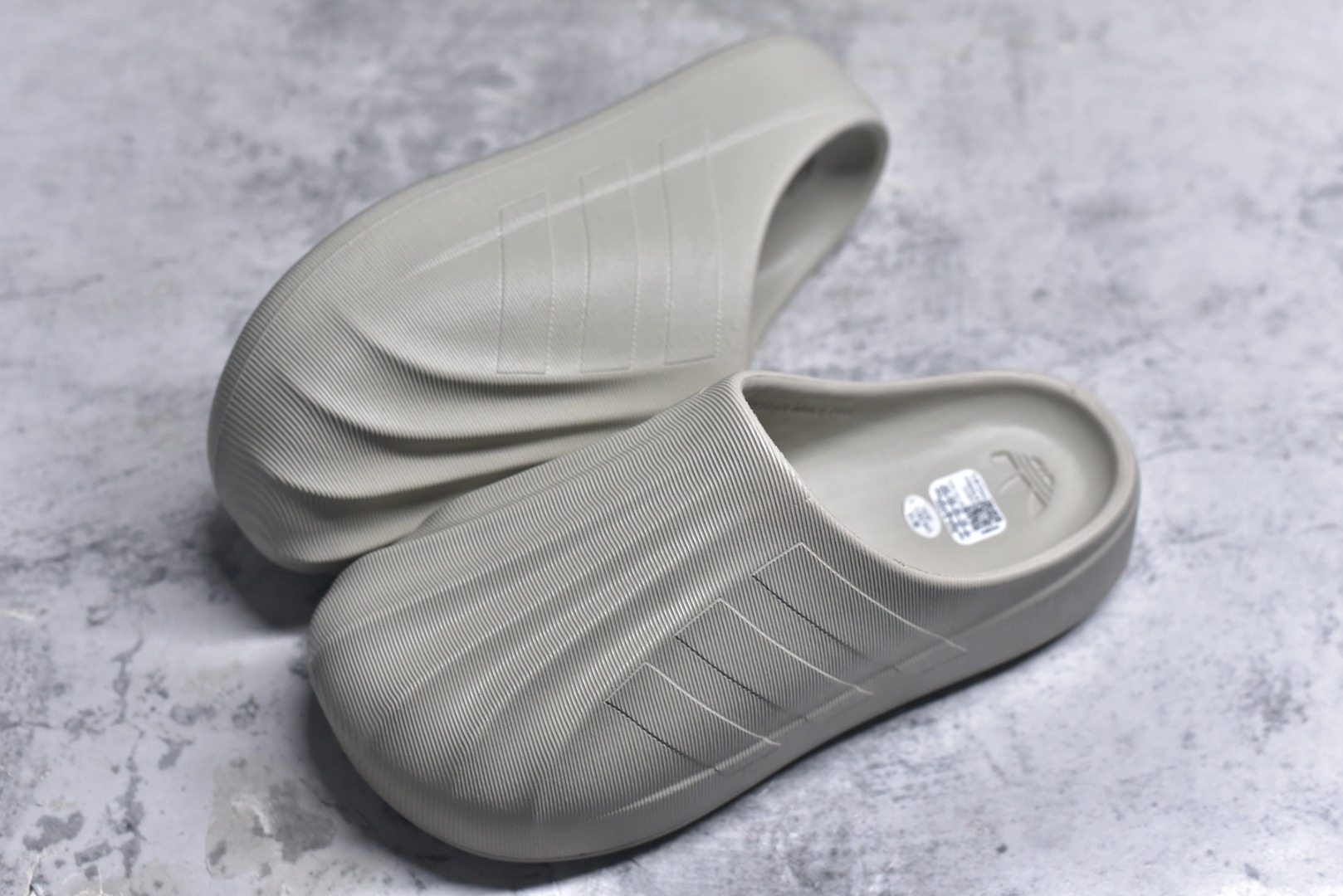 图片[7]-#adiFOM Superstar MULE 贝壳头版一脚蹬半拖鸭掌鞋半拖 重金购入原鞋及原档案磨具生产指令开发 鞋头部位凹凸有致 横向大面积波浪纹理 后跟Logo 凹凸明显 轮廓分明 描漆定位精准 公整无偏差不溢出 LOGO内侧钢印清晰工整 原厂磨具全鞋无多余毛边 同源公司EVA粒子环保塑料 原厂指令配方 无任何异味 弹性卡色均保持原鞋一致 匠心打造 鞋口弧度大小 鞋面色泽质感同步原鞋 LOGO内侧钢印清晰工整 中底部分带原厂钢印编号 原厂Ortholite欧斯莱鞋垫 区别掉渣海玻璃鞋垫 吸汗防臭的效果无法相提并论 原厂定制原标 同比ZP 符合人体设计 产品基于标志性 Superstar 鞋款轮廓的同时 利用可再生的甘蔗加工物材料制成一体式泡沫鞋身 无鞋带设计更加方便穿脱 点睛之笔在于标志性的三道杠出现在鞋子的两侧 鞋跟贴片上饰有品牌标志性的三叶草压花 偏小一码 尺码：36-45-选品中心