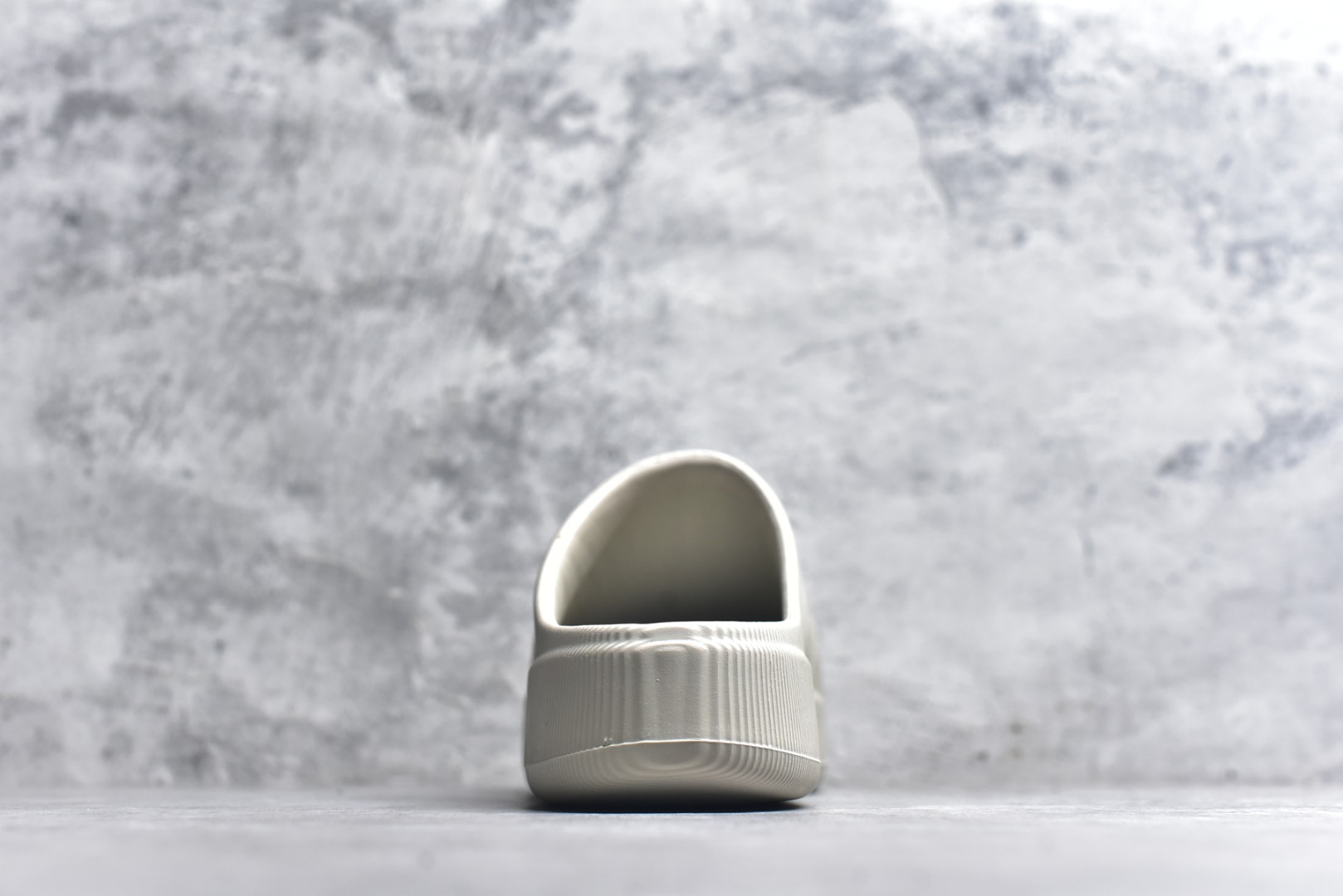 图片[5]-#adiFOM Superstar MULE 贝壳头版一脚蹬半拖鸭掌鞋半拖 重金购入原鞋及原档案磨具生产指令开发 鞋头部位凹凸有致 横向大面积波浪纹理 后跟Logo 凹凸明显 轮廓分明 描漆定位精准 公整无偏差不溢出 LOGO内侧钢印清晰工整 原厂磨具全鞋无多余毛边 同源公司EVA粒子环保塑料 原厂指令配方 无任何异味 弹性卡色均保持原鞋一致 匠心打造 鞋口弧度大小 鞋面色泽质感同步原鞋 LOGO内侧钢印清晰工整 中底部分带原厂钢印编号 原厂Ortholite欧斯莱鞋垫 区别掉渣海玻璃鞋垫 吸汗防臭的效果无法相提并论 原厂定制原标 同比ZP 符合人体设计 产品基于标志性 Superstar 鞋款轮廓的同时 利用可再生的甘蔗加工物材料制成一体式泡沫鞋身 无鞋带设计更加方便穿脱 点睛之笔在于标志性的三道杠出现在鞋子的两侧 鞋跟贴片上饰有品牌标志性的三叶草压花 偏小一码 尺码：36-45-选品中心