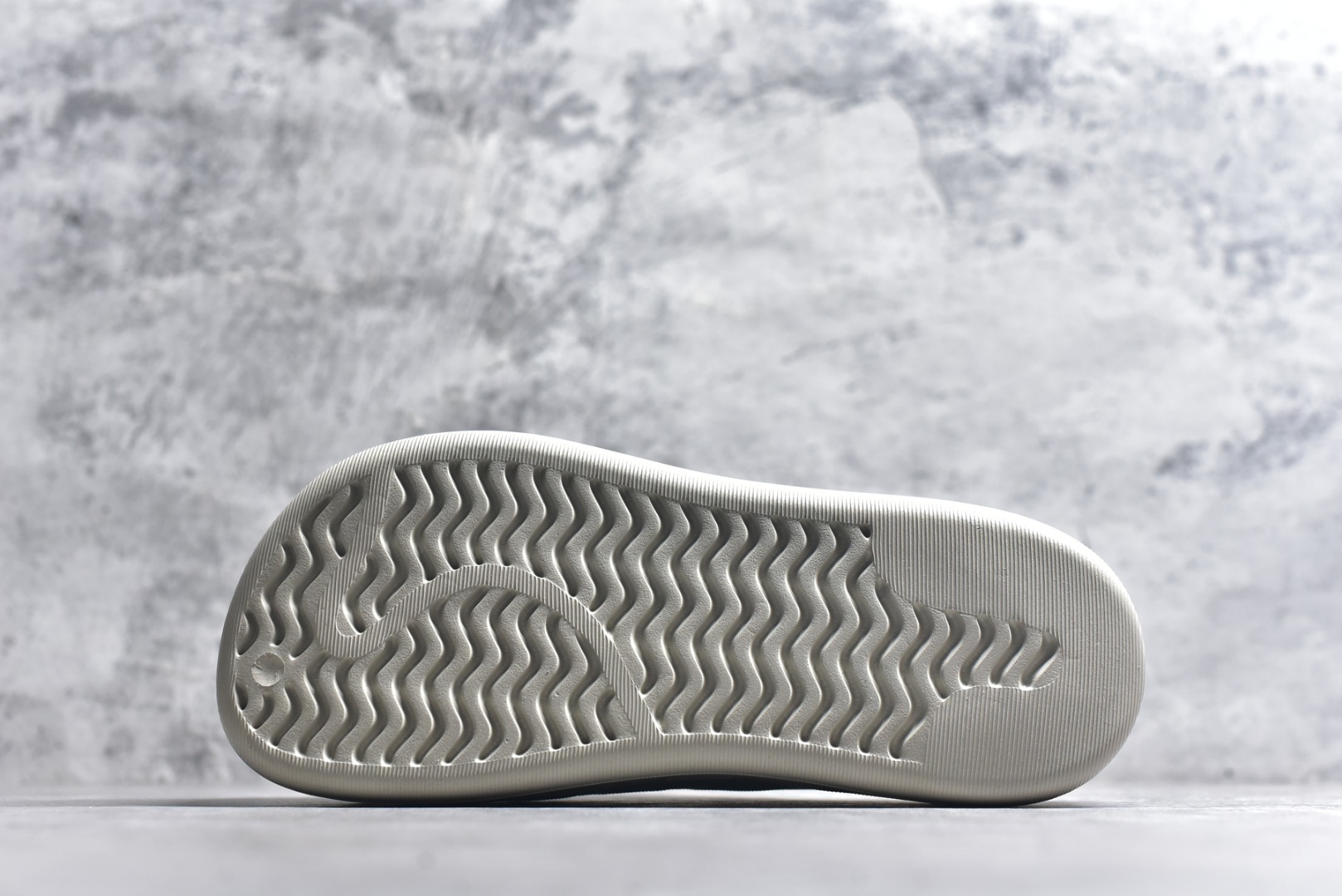 图片[6]-#adiFOM Superstar MULE 贝壳头版一脚蹬半拖鸭掌鞋半拖 重金购入原鞋及原档案磨具生产指令开发 鞋头部位凹凸有致 横向大面积波浪纹理 后跟Logo 凹凸明显 轮廓分明 描漆定位精准 公整无偏差不溢出 LOGO内侧钢印清晰工整 原厂磨具全鞋无多余毛边 同源公司EVA粒子环保塑料 原厂指令配方 无任何异味 弹性卡色均保持原鞋一致 匠心打造 鞋口弧度大小 鞋面色泽质感同步原鞋 LOGO内侧钢印清晰工整 中底部分带原厂钢印编号 原厂Ortholite欧斯莱鞋垫 区别掉渣海玻璃鞋垫 吸汗防臭的效果无法相提并论 原厂定制原标 同比ZP 符合人体设计 产品基于标志性 Superstar 鞋款轮廓的同时 利用可再生的甘蔗加工物材料制成一体式泡沫鞋身 无鞋带设计更加方便穿脱 点睛之笔在于标志性的三道杠出现在鞋子的两侧 鞋跟贴片上饰有品牌标志性的三叶草压花 偏小一码 尺码：36-45-选品中心