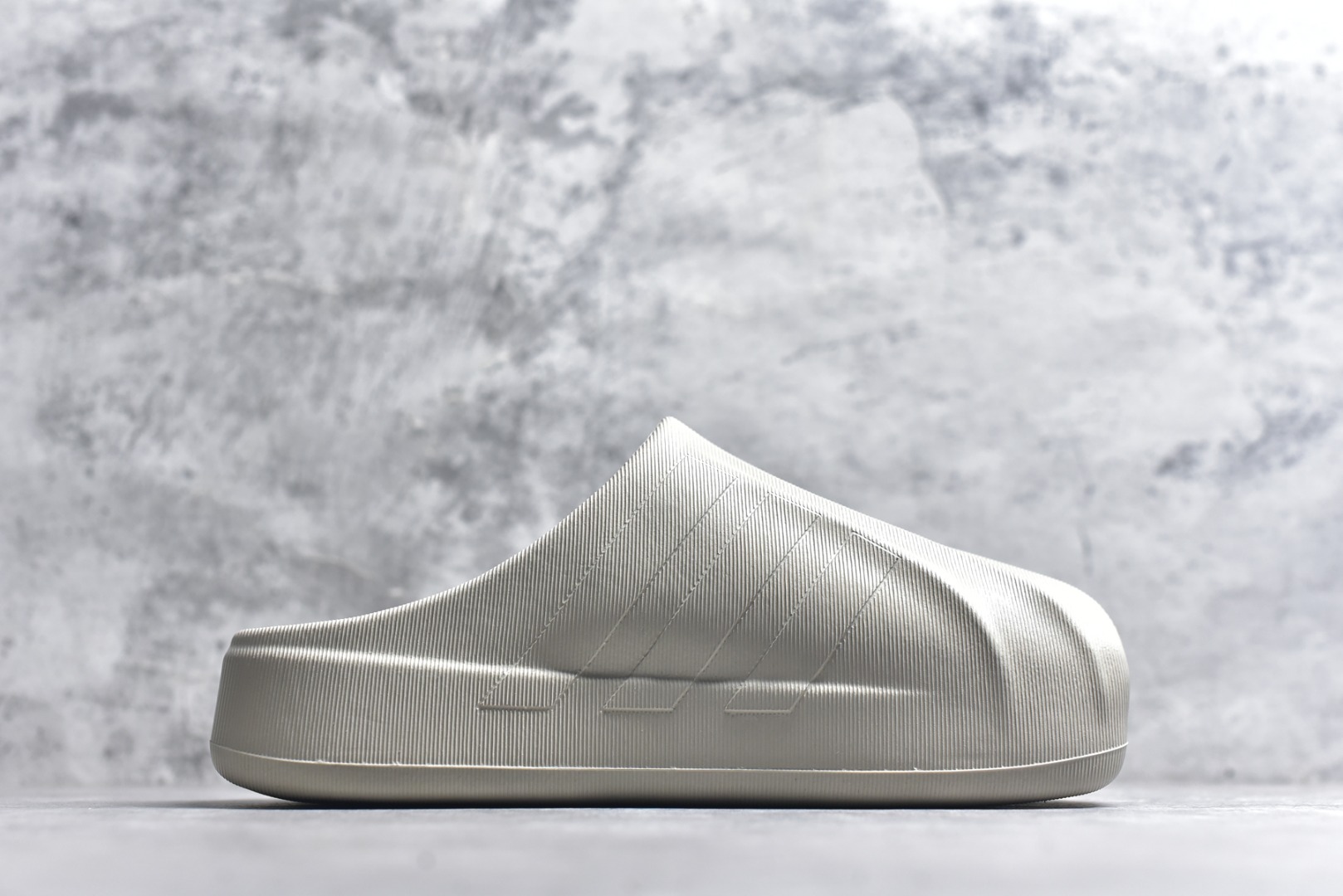 图片[3]-#adiFOM Superstar MULE 贝壳头版一脚蹬半拖鸭掌鞋半拖 重金购入原鞋及原档案磨具生产指令开发 鞋头部位凹凸有致 横向大面积波浪纹理 后跟Logo 凹凸明显 轮廓分明 描漆定位精准 公整无偏差不溢出 LOGO内侧钢印清晰工整 原厂磨具全鞋无多余毛边 同源公司EVA粒子环保塑料 原厂指令配方 无任何异味 弹性卡色均保持原鞋一致 匠心打造 鞋口弧度大小 鞋面色泽质感同步原鞋 LOGO内侧钢印清晰工整 中底部分带原厂钢印编号 原厂Ortholite欧斯莱鞋垫 区别掉渣海玻璃鞋垫 吸汗防臭的效果无法相提并论 原厂定制原标 同比ZP 符合人体设计 产品基于标志性 Superstar 鞋款轮廓的同时 利用可再生的甘蔗加工物材料制成一体式泡沫鞋身 无鞋带设计更加方便穿脱 点睛之笔在于标志性的三道杠出现在鞋子的两侧 鞋跟贴片上饰有品牌标志性的三叶草压花 偏小一码 尺码：36-45-选品中心