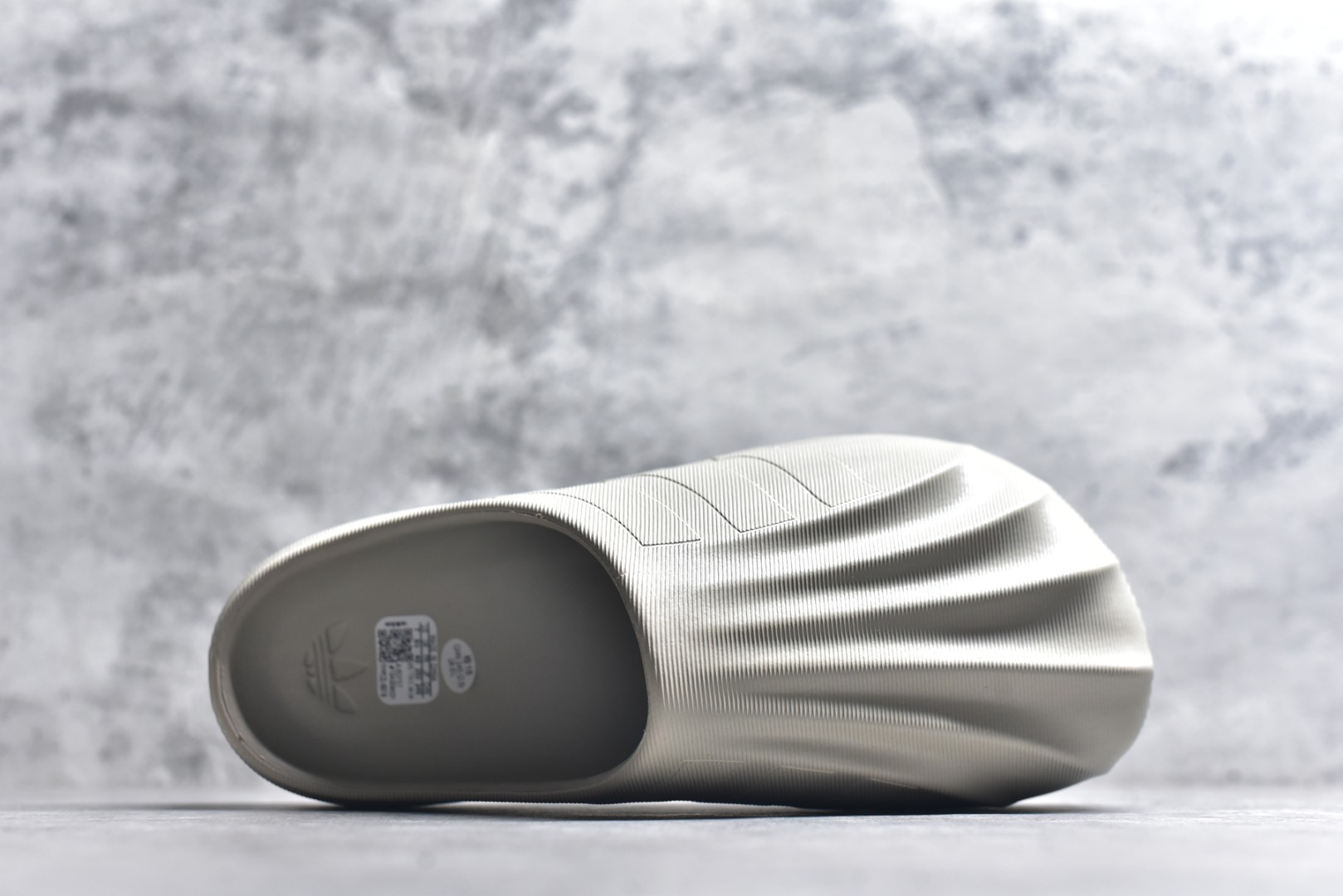 图片[4]-#adiFOM Superstar MULE 贝壳头版一脚蹬半拖鸭掌鞋半拖 重金购入原鞋及原档案磨具生产指令开发 鞋头部位凹凸有致 横向大面积波浪纹理 后跟Logo 凹凸明显 轮廓分明 描漆定位精准 公整无偏差不溢出 LOGO内侧钢印清晰工整 原厂磨具全鞋无多余毛边 同源公司EVA粒子环保塑料 原厂指令配方 无任何异味 弹性卡色均保持原鞋一致 匠心打造 鞋口弧度大小 鞋面色泽质感同步原鞋 LOGO内侧钢印清晰工整 中底部分带原厂钢印编号 原厂Ortholite欧斯莱鞋垫 区别掉渣海玻璃鞋垫 吸汗防臭的效果无法相提并论 原厂定制原标 同比ZP 符合人体设计 产品基于标志性 Superstar 鞋款轮廓的同时 利用可再生的甘蔗加工物材料制成一体式泡沫鞋身 无鞋带设计更加方便穿脱 点睛之笔在于标志性的三道杠出现在鞋子的两侧 鞋跟贴片上饰有品牌标志性的三叶草压花 偏小一码 尺码：36-45-选品中心