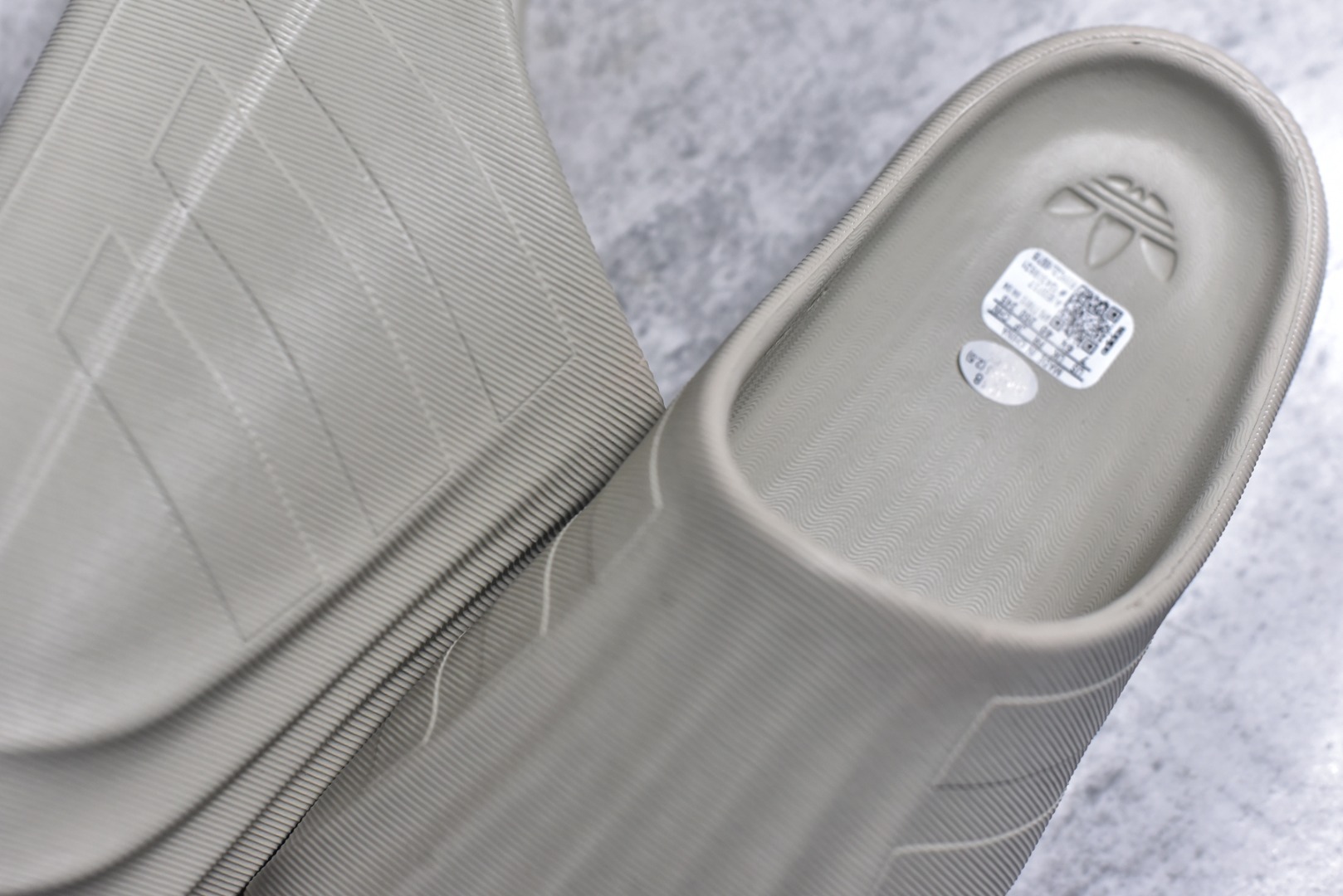 图片[9]-#adiFOM Superstar MULE 贝壳头版一脚蹬半拖鸭掌鞋半拖 重金购入原鞋及原档案磨具生产指令开发 鞋头部位凹凸有致 横向大面积波浪纹理 后跟Logo 凹凸明显 轮廓分明 描漆定位精准 公整无偏差不溢出 LOGO内侧钢印清晰工整 原厂磨具全鞋无多余毛边 同源公司EVA粒子环保塑料 原厂指令配方 无任何异味 弹性卡色均保持原鞋一致 匠心打造 鞋口弧度大小 鞋面色泽质感同步原鞋 LOGO内侧钢印清晰工整 中底部分带原厂钢印编号 原厂Ortholite欧斯莱鞋垫 区别掉渣海玻璃鞋垫 吸汗防臭的效果无法相提并论 原厂定制原标 同比ZP 符合人体设计 产品基于标志性 Superstar 鞋款轮廓的同时 利用可再生的甘蔗加工物材料制成一体式泡沫鞋身 无鞋带设计更加方便穿脱 点睛之笔在于标志性的三道杠出现在鞋子的两侧 鞋跟贴片上饰有品牌标志性的三叶草压花 偏小一码 尺码：36-45-选品中心