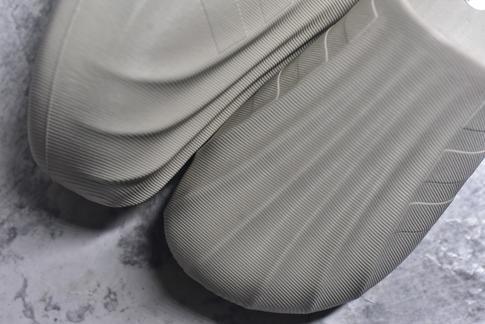 图片[8]-#adiFOM Superstar MULE 贝壳头版一脚蹬半拖鸭掌鞋半拖 重金购入原鞋及原档案磨具生产指令开发 鞋头部位凹凸有致 横向大面积波浪纹理 后跟Logo 凹凸明显 轮廓分明 描漆定位精准 公整无偏差不溢出 LOGO内侧钢印清晰工整 原厂磨具全鞋无多余毛边 同源公司EVA粒子环保塑料 原厂指令配方 无任何异味 弹性卡色均保持原鞋一致 匠心打造 鞋口弧度大小 鞋面色泽质感同步原鞋 LOGO内侧钢印清晰工整 中底部分带原厂钢印编号 原厂Ortholite欧斯莱鞋垫 区别掉渣海玻璃鞋垫 吸汗防臭的效果无法相提并论 原厂定制原标 同比ZP 符合人体设计 产品基于标志性 Superstar 鞋款轮廓的同时 利用可再生的甘蔗加工物材料制成一体式泡沫鞋身 无鞋带设计更加方便穿脱 点睛之笔在于标志性的三道杠出现在鞋子的两侧 鞋跟贴片上饰有品牌标志性的三叶草压花 偏小一码 尺码：36-45-选品中心