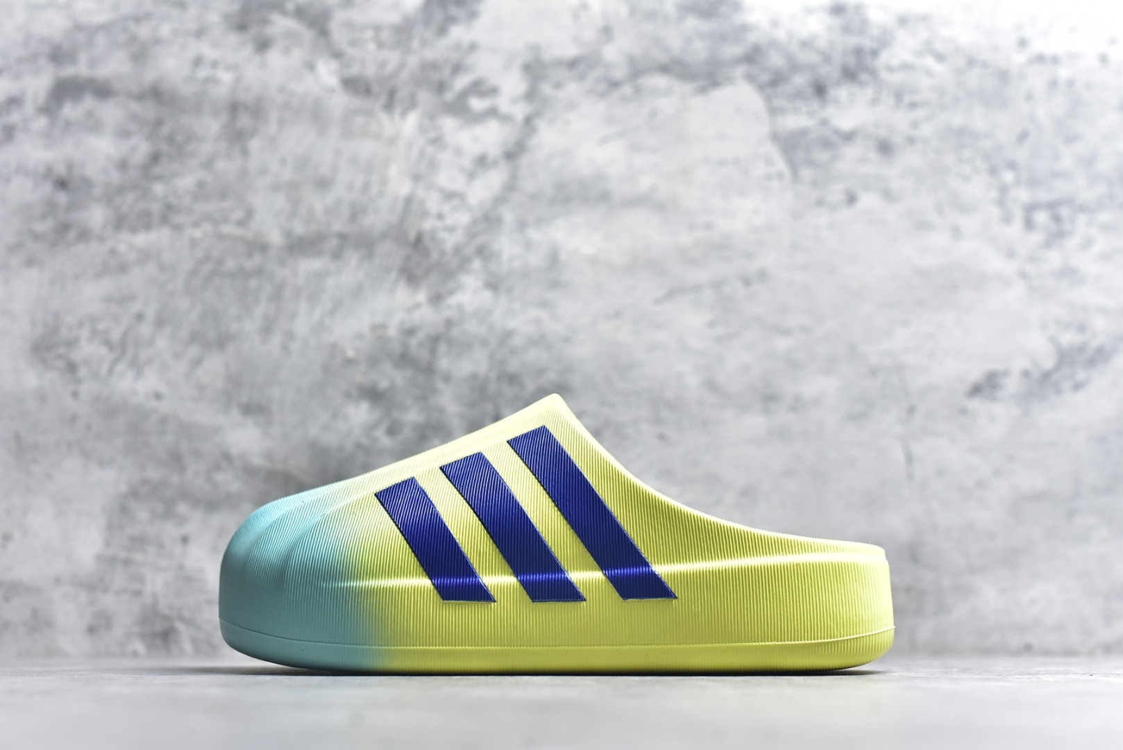 #adiFOM Superstar MULE 贝壳头版一脚蹬半拖鸭掌鞋半拖 重金购入原鞋及原档案磨具生产指令开发 鞋头部位凹凸有致 横向大面积波浪纹理 后跟Logo 凹凸明显 轮廓分明 描漆定位精准 公整无偏差不溢出 LOGO内侧钢印清晰工整 原厂磨具全鞋无多余毛边 同源公司EVA粒子环保塑料 原厂指令配方 无任何异味 弹性卡色均保持原鞋一致 匠心打造 鞋口弧度大小 鞋面色泽质感同步原鞋 LOGO内侧钢印清晰工整 中底部分带原厂钢印编号 原厂Ortholite欧斯莱鞋垫 区别掉渣海玻璃鞋垫 吸汗防臭的效果无法相提并论 原厂定制原标 同比ZP 符合人体设计 产品基于标志性 Superstar 鞋款轮廓的同时 利用可再生的甘蔗加工物材料制成一体式泡沫鞋身 无鞋带设计更加方便穿脱 点睛之笔在于标志性的三道杠出现在鞋子的两侧 鞋跟贴片上饰有品牌标志性的三叶草压花 偏小一码 尺码：36-45-选品中心