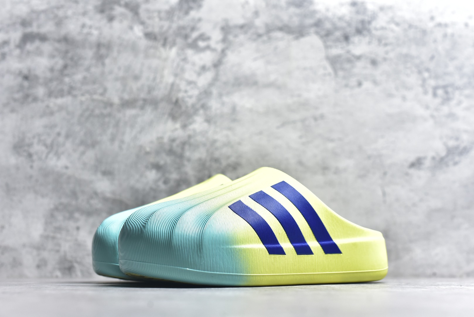 图片[2]-#adiFOM Superstar MULE 贝壳头版一脚蹬半拖鸭掌鞋半拖 重金购入原鞋及原档案磨具生产指令开发 鞋头部位凹凸有致 横向大面积波浪纹理 后跟Logo 凹凸明显 轮廓分明 描漆定位精准 公整无偏差不溢出 LOGO内侧钢印清晰工整 原厂磨具全鞋无多余毛边 同源公司EVA粒子环保塑料 原厂指令配方 无任何异味 弹性卡色均保持原鞋一致 匠心打造 鞋口弧度大小 鞋面色泽质感同步原鞋 LOGO内侧钢印清晰工整 中底部分带原厂钢印编号 原厂Ortholite欧斯莱鞋垫 区别掉渣海玻璃鞋垫 吸汗防臭的效果无法相提并论 原厂定制原标 同比ZP 符合人体设计 产品基于标志性 Superstar 鞋款轮廓的同时 利用可再生的甘蔗加工物材料制成一体式泡沫鞋身 无鞋带设计更加方便穿脱 点睛之笔在于标志性的三道杠出现在鞋子的两侧 鞋跟贴片上饰有品牌标志性的三叶草压花 偏小一码 尺码：36-45-选品中心