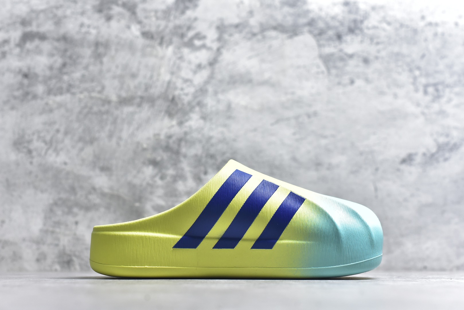 图片[3]-#adiFOM Superstar MULE 贝壳头版一脚蹬半拖鸭掌鞋半拖 重金购入原鞋及原档案磨具生产指令开发 鞋头部位凹凸有致 横向大面积波浪纹理 后跟Logo 凹凸明显 轮廓分明 描漆定位精准 公整无偏差不溢出 LOGO内侧钢印清晰工整 原厂磨具全鞋无多余毛边 同源公司EVA粒子环保塑料 原厂指令配方 无任何异味 弹性卡色均保持原鞋一致 匠心打造 鞋口弧度大小 鞋面色泽质感同步原鞋 LOGO内侧钢印清晰工整 中底部分带原厂钢印编号 原厂Ortholite欧斯莱鞋垫 区别掉渣海玻璃鞋垫 吸汗防臭的效果无法相提并论 原厂定制原标 同比ZP 符合人体设计 产品基于标志性 Superstar 鞋款轮廓的同时 利用可再生的甘蔗加工物材料制成一体式泡沫鞋身 无鞋带设计更加方便穿脱 点睛之笔在于标志性的三道杠出现在鞋子的两侧 鞋跟贴片上饰有品牌标志性的三叶草压花 偏小一码 尺码：36-45-选品中心