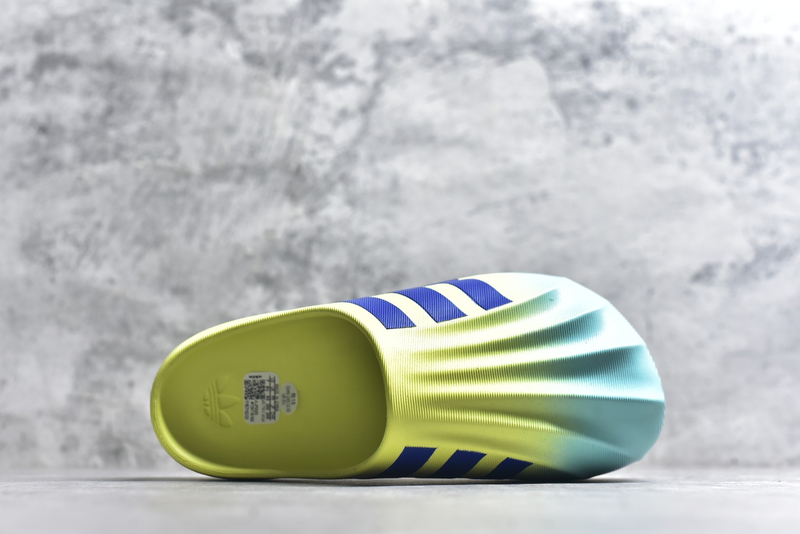 图片[4]-#adiFOM Superstar MULE 贝壳头版一脚蹬半拖鸭掌鞋半拖 重金购入原鞋及原档案磨具生产指令开发 鞋头部位凹凸有致 横向大面积波浪纹理 后跟Logo 凹凸明显 轮廓分明 描漆定位精准 公整无偏差不溢出 LOGO内侧钢印清晰工整 原厂磨具全鞋无多余毛边 同源公司EVA粒子环保塑料 原厂指令配方 无任何异味 弹性卡色均保持原鞋一致 匠心打造 鞋口弧度大小 鞋面色泽质感同步原鞋 LOGO内侧钢印清晰工整 中底部分带原厂钢印编号 原厂Ortholite欧斯莱鞋垫 区别掉渣海玻璃鞋垫 吸汗防臭的效果无法相提并论 原厂定制原标 同比ZP 符合人体设计 产品基于标志性 Superstar 鞋款轮廓的同时 利用可再生的甘蔗加工物材料制成一体式泡沫鞋身 无鞋带设计更加方便穿脱 点睛之笔在于标志性的三道杠出现在鞋子的两侧 鞋跟贴片上饰有品牌标志性的三叶草压花 偏小一码 尺码：36-45-选品中心