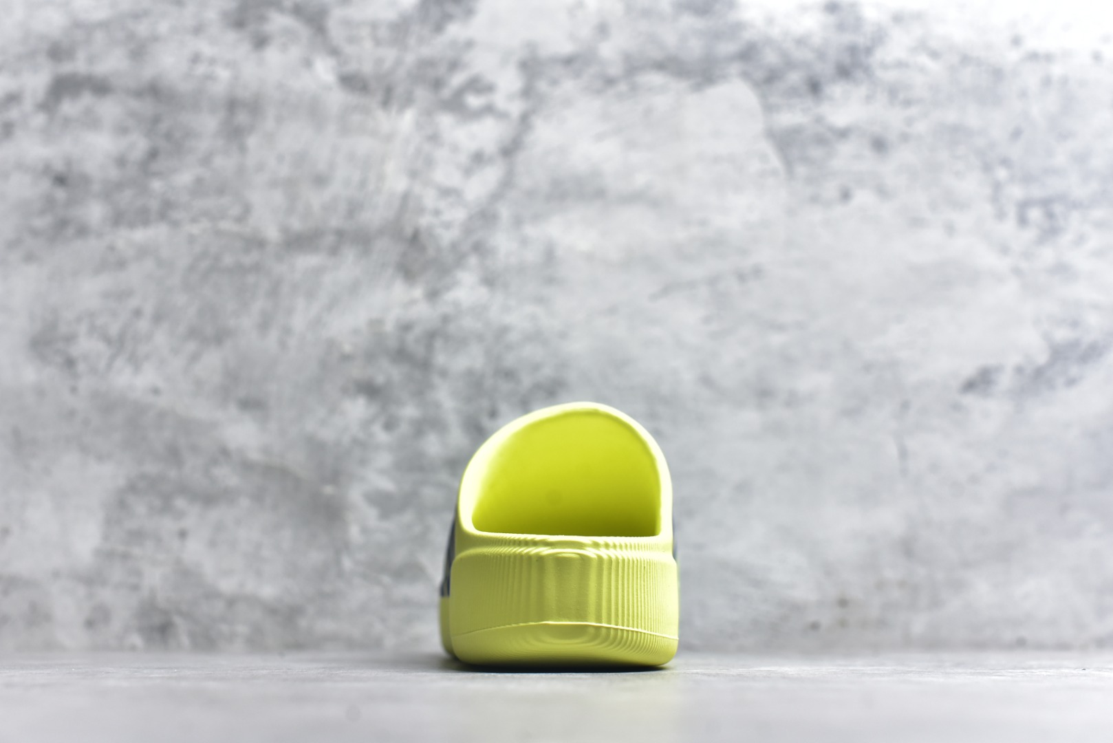 图片[5]-#adiFOM Superstar MULE 贝壳头版一脚蹬半拖鸭掌鞋半拖 重金购入原鞋及原档案磨具生产指令开发 鞋头部位凹凸有致 横向大面积波浪纹理 后跟Logo 凹凸明显 轮廓分明 描漆定位精准 公整无偏差不溢出 LOGO内侧钢印清晰工整 原厂磨具全鞋无多余毛边 同源公司EVA粒子环保塑料 原厂指令配方 无任何异味 弹性卡色均保持原鞋一致 匠心打造 鞋口弧度大小 鞋面色泽质感同步原鞋 LOGO内侧钢印清晰工整 中底部分带原厂钢印编号 原厂Ortholite欧斯莱鞋垫 区别掉渣海玻璃鞋垫 吸汗防臭的效果无法相提并论 原厂定制原标 同比ZP 符合人体设计 产品基于标志性 Superstar 鞋款轮廓的同时 利用可再生的甘蔗加工物材料制成一体式泡沫鞋身 无鞋带设计更加方便穿脱 点睛之笔在于标志性的三道杠出现在鞋子的两侧 鞋跟贴片上饰有品牌标志性的三叶草压花 偏小一码 尺码：36-45-选品中心