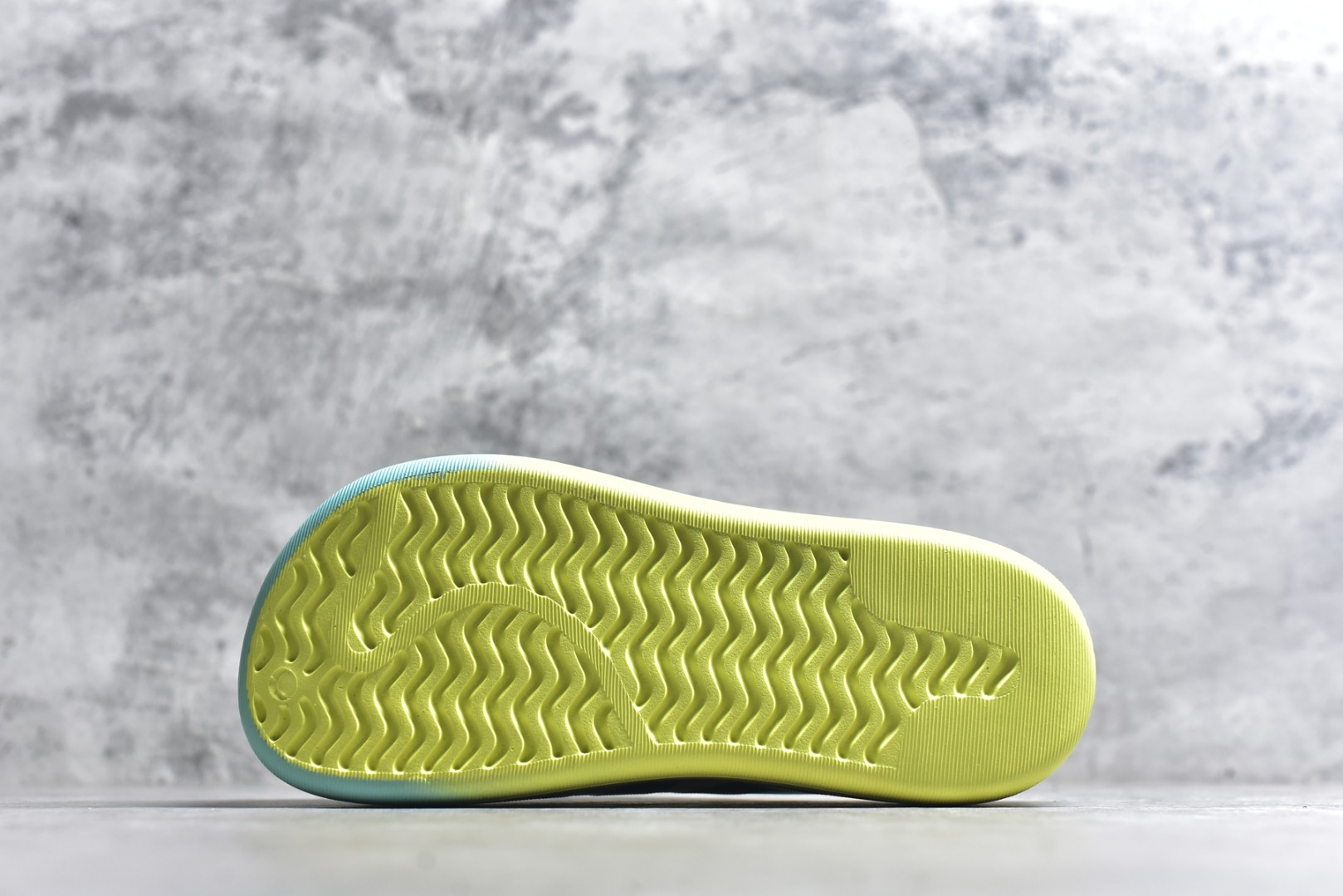 图片[6]-#adiFOM Superstar MULE 贝壳头版一脚蹬半拖鸭掌鞋半拖 重金购入原鞋及原档案磨具生产指令开发 鞋头部位凹凸有致 横向大面积波浪纹理 后跟Logo 凹凸明显 轮廓分明 描漆定位精准 公整无偏差不溢出 LOGO内侧钢印清晰工整 原厂磨具全鞋无多余毛边 同源公司EVA粒子环保塑料 原厂指令配方 无任何异味 弹性卡色均保持原鞋一致 匠心打造 鞋口弧度大小 鞋面色泽质感同步原鞋 LOGO内侧钢印清晰工整 中底部分带原厂钢印编号 原厂Ortholite欧斯莱鞋垫 区别掉渣海玻璃鞋垫 吸汗防臭的效果无法相提并论 原厂定制原标 同比ZP 符合人体设计 产品基于标志性 Superstar 鞋款轮廓的同时 利用可再生的甘蔗加工物材料制成一体式泡沫鞋身 无鞋带设计更加方便穿脱 点睛之笔在于标志性的三道杠出现在鞋子的两侧 鞋跟贴片上饰有品牌标志性的三叶草压花 偏小一码 尺码：36-45-选品中心