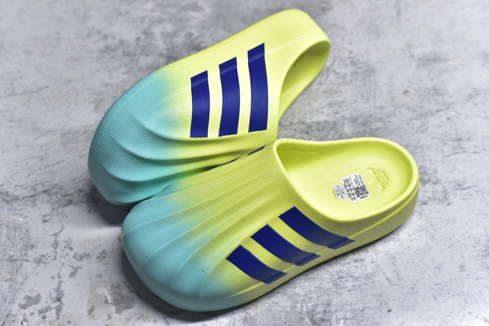 图片[7]-#adiFOM Superstar MULE 贝壳头版一脚蹬半拖鸭掌鞋半拖 重金购入原鞋及原档案磨具生产指令开发 鞋头部位凹凸有致 横向大面积波浪纹理 后跟Logo 凹凸明显 轮廓分明 描漆定位精准 公整无偏差不溢出 LOGO内侧钢印清晰工整 原厂磨具全鞋无多余毛边 同源公司EVA粒子环保塑料 原厂指令配方 无任何异味 弹性卡色均保持原鞋一致 匠心打造 鞋口弧度大小 鞋面色泽质感同步原鞋 LOGO内侧钢印清晰工整 中底部分带原厂钢印编号 原厂Ortholite欧斯莱鞋垫 区别掉渣海玻璃鞋垫 吸汗防臭的效果无法相提并论 原厂定制原标 同比ZP 符合人体设计 产品基于标志性 Superstar 鞋款轮廓的同时 利用可再生的甘蔗加工物材料制成一体式泡沫鞋身 无鞋带设计更加方便穿脱 点睛之笔在于标志性的三道杠出现在鞋子的两侧 鞋跟贴片上饰有品牌标志性的三叶草压花 偏小一码 尺码：36-45-选品中心