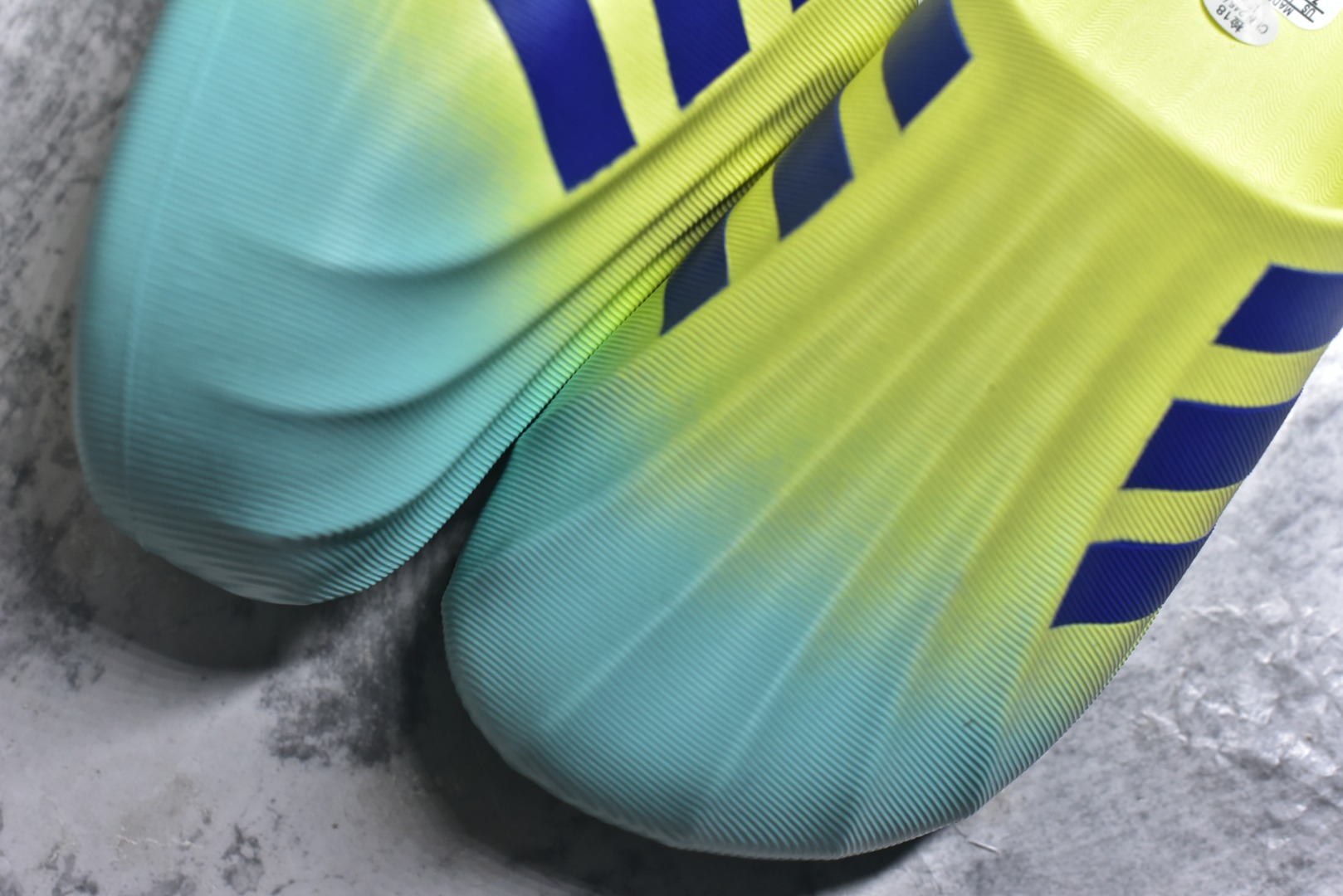 图片[8]-#adiFOM Superstar MULE 贝壳头版一脚蹬半拖鸭掌鞋半拖 重金购入原鞋及原档案磨具生产指令开发 鞋头部位凹凸有致 横向大面积波浪纹理 后跟Logo 凹凸明显 轮廓分明 描漆定位精准 公整无偏差不溢出 LOGO内侧钢印清晰工整 原厂磨具全鞋无多余毛边 同源公司EVA粒子环保塑料 原厂指令配方 无任何异味 弹性卡色均保持原鞋一致 匠心打造 鞋口弧度大小 鞋面色泽质感同步原鞋 LOGO内侧钢印清晰工整 中底部分带原厂钢印编号 原厂Ortholite欧斯莱鞋垫 区别掉渣海玻璃鞋垫 吸汗防臭的效果无法相提并论 原厂定制原标 同比ZP 符合人体设计 产品基于标志性 Superstar 鞋款轮廓的同时 利用可再生的甘蔗加工物材料制成一体式泡沫鞋身 无鞋带设计更加方便穿脱 点睛之笔在于标志性的三道杠出现在鞋子的两侧 鞋跟贴片上饰有品牌标志性的三叶草压花 偏小一码 尺码：36-45-选品中心