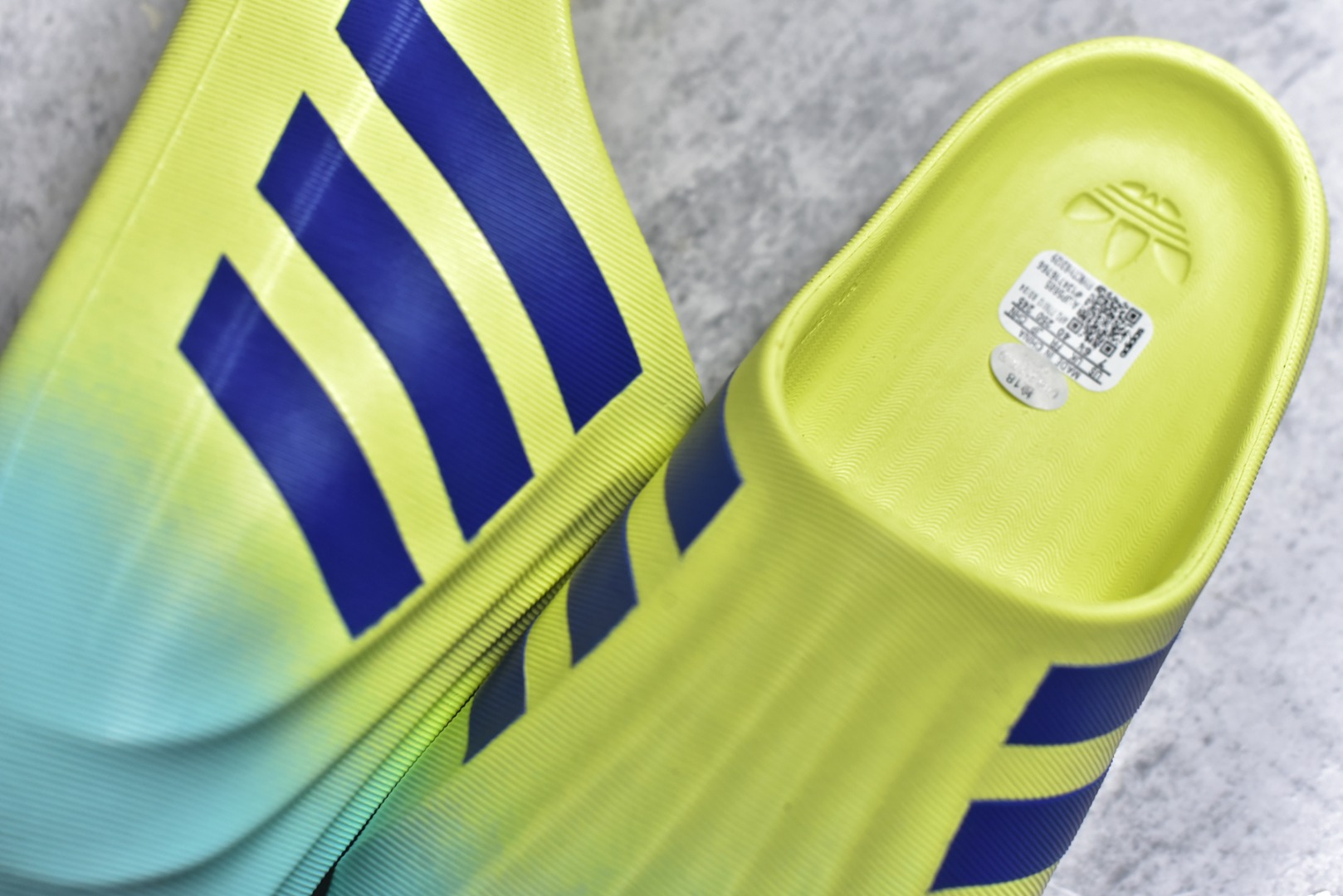 图片[9]-#adiFOM Superstar MULE 贝壳头版一脚蹬半拖鸭掌鞋半拖 重金购入原鞋及原档案磨具生产指令开发 鞋头部位凹凸有致 横向大面积波浪纹理 后跟Logo 凹凸明显 轮廓分明 描漆定位精准 公整无偏差不溢出 LOGO内侧钢印清晰工整 原厂磨具全鞋无多余毛边 同源公司EVA粒子环保塑料 原厂指令配方 无任何异味 弹性卡色均保持原鞋一致 匠心打造 鞋口弧度大小 鞋面色泽质感同步原鞋 LOGO内侧钢印清晰工整 中底部分带原厂钢印编号 原厂Ortholite欧斯莱鞋垫 区别掉渣海玻璃鞋垫 吸汗防臭的效果无法相提并论 原厂定制原标 同比ZP 符合人体设计 产品基于标志性 Superstar 鞋款轮廓的同时 利用可再生的甘蔗加工物材料制成一体式泡沫鞋身 无鞋带设计更加方便穿脱 点睛之笔在于标志性的三道杠出现在鞋子的两侧 鞋跟贴片上饰有品牌标志性的三叶草压花 偏小一码 尺码：36-45-选品中心