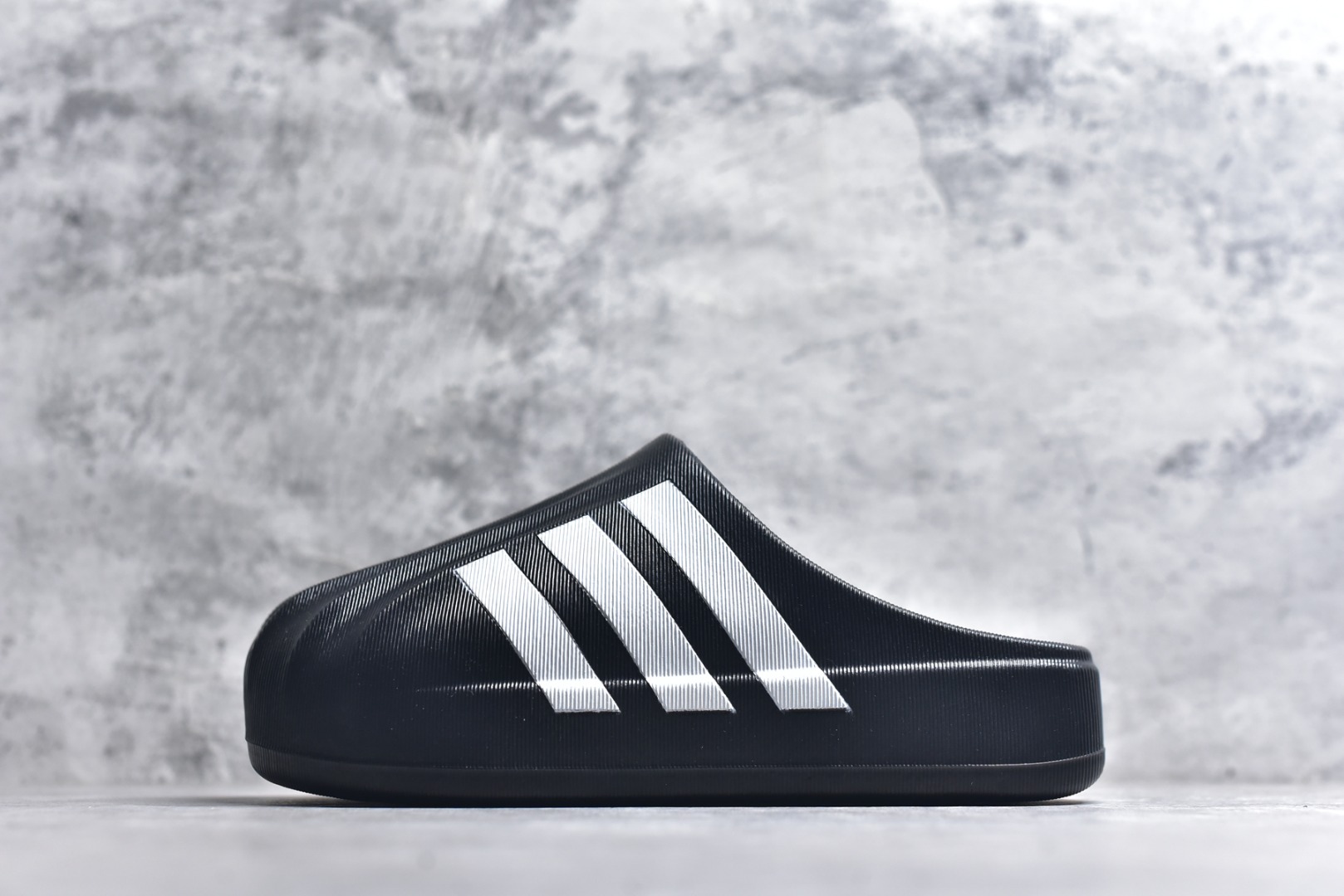 #adiFOM Superstar MULE 贝壳头版一脚蹬半拖鸭掌鞋半拖 重金购入原鞋及原档案磨具生产指令开发 鞋头部位凹凸有致 横向大面积波浪纹理 后跟Logo 凹凸明显 轮廓分明 描漆定位精准 公整无偏差不溢出 LOGO内侧钢印清晰工整 原厂磨具全鞋无多余毛边 同源公司EVA粒子环保塑料 原厂指令配方 无任何异味 弹性卡色均保持原鞋一致 匠心打造 鞋口弧度大小 鞋面色泽质感同步原鞋 LOGO内侧钢印清晰工整 中底部分带原厂钢印编号 原厂Ortholite欧斯莱鞋垫 区别掉渣海玻璃鞋垫 吸汗防臭的效果无法相提并论 原厂定制原标 同比ZP 符合人体设计 产品基于标志性 Superstar 鞋款轮廓的同时 利用可再生的甘蔗加工物材料制成一体式泡沫鞋身 无鞋带设计更加方便穿脱 点睛之笔在于标志性的三道杠出现在鞋子的两侧 鞋跟贴片上饰有品牌标志性的三叶草压花 偏小一码 尺码：36-45-选品中心