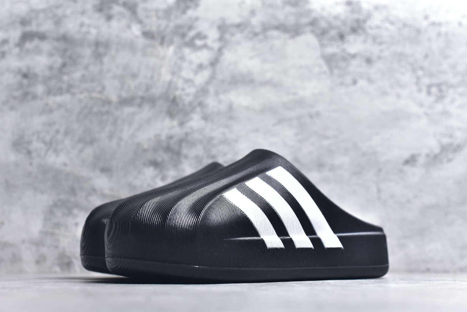 图片[2]-#adiFOM Superstar MULE 贝壳头版一脚蹬半拖鸭掌鞋半拖 重金购入原鞋及原档案磨具生产指令开发 鞋头部位凹凸有致 横向大面积波浪纹理 后跟Logo 凹凸明显 轮廓分明 描漆定位精准 公整无偏差不溢出 LOGO内侧钢印清晰工整 原厂磨具全鞋无多余毛边 同源公司EVA粒子环保塑料 原厂指令配方 无任何异味 弹性卡色均保持原鞋一致 匠心打造 鞋口弧度大小 鞋面色泽质感同步原鞋 LOGO内侧钢印清晰工整 中底部分带原厂钢印编号 原厂Ortholite欧斯莱鞋垫 区别掉渣海玻璃鞋垫 吸汗防臭的效果无法相提并论 原厂定制原标 同比ZP 符合人体设计 产品基于标志性 Superstar 鞋款轮廓的同时 利用可再生的甘蔗加工物材料制成一体式泡沫鞋身 无鞋带设计更加方便穿脱 点睛之笔在于标志性的三道杠出现在鞋子的两侧 鞋跟贴片上饰有品牌标志性的三叶草压花 偏小一码 尺码：36-45-选品中心