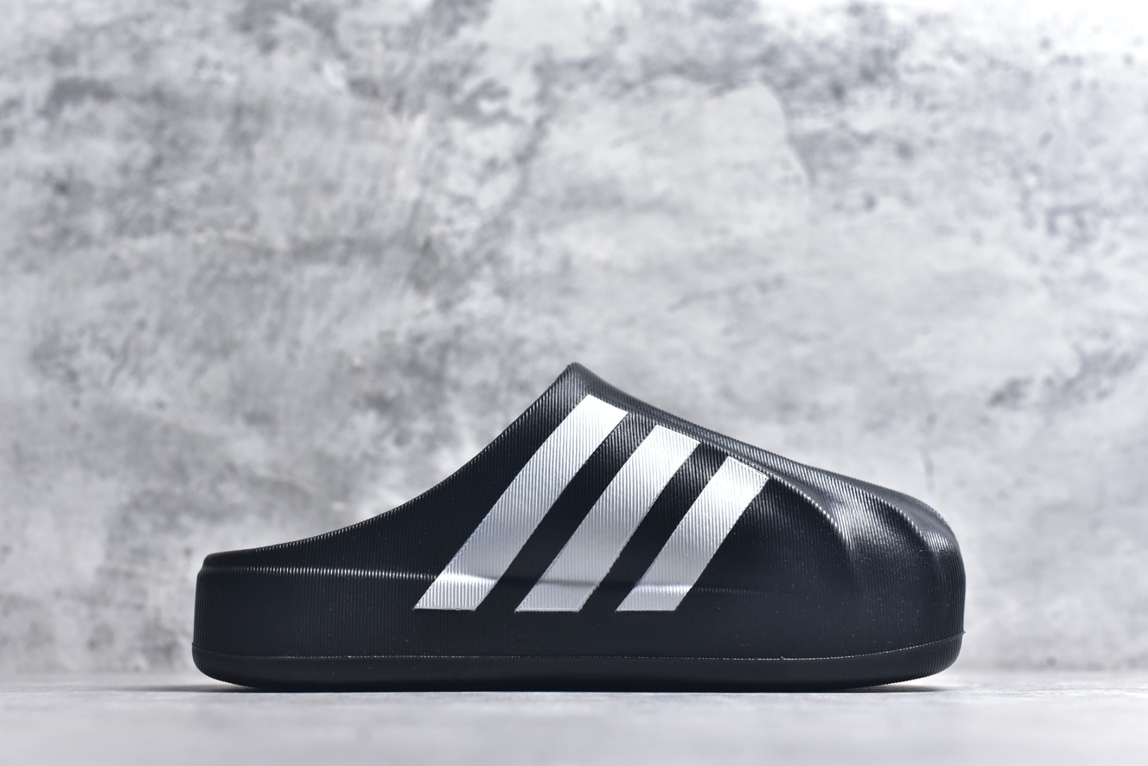 图片[3]-#adiFOM Superstar MULE 贝壳头版一脚蹬半拖鸭掌鞋半拖 重金购入原鞋及原档案磨具生产指令开发 鞋头部位凹凸有致 横向大面积波浪纹理 后跟Logo 凹凸明显 轮廓分明 描漆定位精准 公整无偏差不溢出 LOGO内侧钢印清晰工整 原厂磨具全鞋无多余毛边 同源公司EVA粒子环保塑料 原厂指令配方 无任何异味 弹性卡色均保持原鞋一致 匠心打造 鞋口弧度大小 鞋面色泽质感同步原鞋 LOGO内侧钢印清晰工整 中底部分带原厂钢印编号 原厂Ortholite欧斯莱鞋垫 区别掉渣海玻璃鞋垫 吸汗防臭的效果无法相提并论 原厂定制原标 同比ZP 符合人体设计 产品基于标志性 Superstar 鞋款轮廓的同时 利用可再生的甘蔗加工物材料制成一体式泡沫鞋身 无鞋带设计更加方便穿脱 点睛之笔在于标志性的三道杠出现在鞋子的两侧 鞋跟贴片上饰有品牌标志性的三叶草压花 偏小一码 尺码：36-45-选品中心