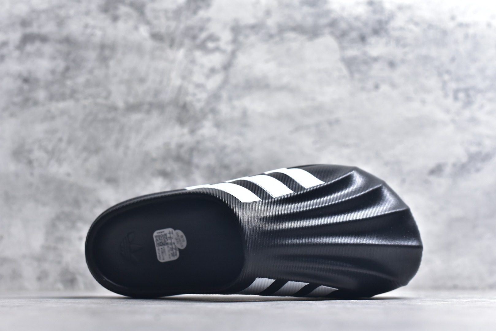 图片[4]-#adiFOM Superstar MULE 贝壳头版一脚蹬半拖鸭掌鞋半拖 重金购入原鞋及原档案磨具生产指令开发 鞋头部位凹凸有致 横向大面积波浪纹理 后跟Logo 凹凸明显 轮廓分明 描漆定位精准 公整无偏差不溢出 LOGO内侧钢印清晰工整 原厂磨具全鞋无多余毛边 同源公司EVA粒子环保塑料 原厂指令配方 无任何异味 弹性卡色均保持原鞋一致 匠心打造 鞋口弧度大小 鞋面色泽质感同步原鞋 LOGO内侧钢印清晰工整 中底部分带原厂钢印编号 原厂Ortholite欧斯莱鞋垫 区别掉渣海玻璃鞋垫 吸汗防臭的效果无法相提并论 原厂定制原标 同比ZP 符合人体设计 产品基于标志性 Superstar 鞋款轮廓的同时 利用可再生的甘蔗加工物材料制成一体式泡沫鞋身 无鞋带设计更加方便穿脱 点睛之笔在于标志性的三道杠出现在鞋子的两侧 鞋跟贴片上饰有品牌标志性的三叶草压花 偏小一码 尺码：36-45-选品中心