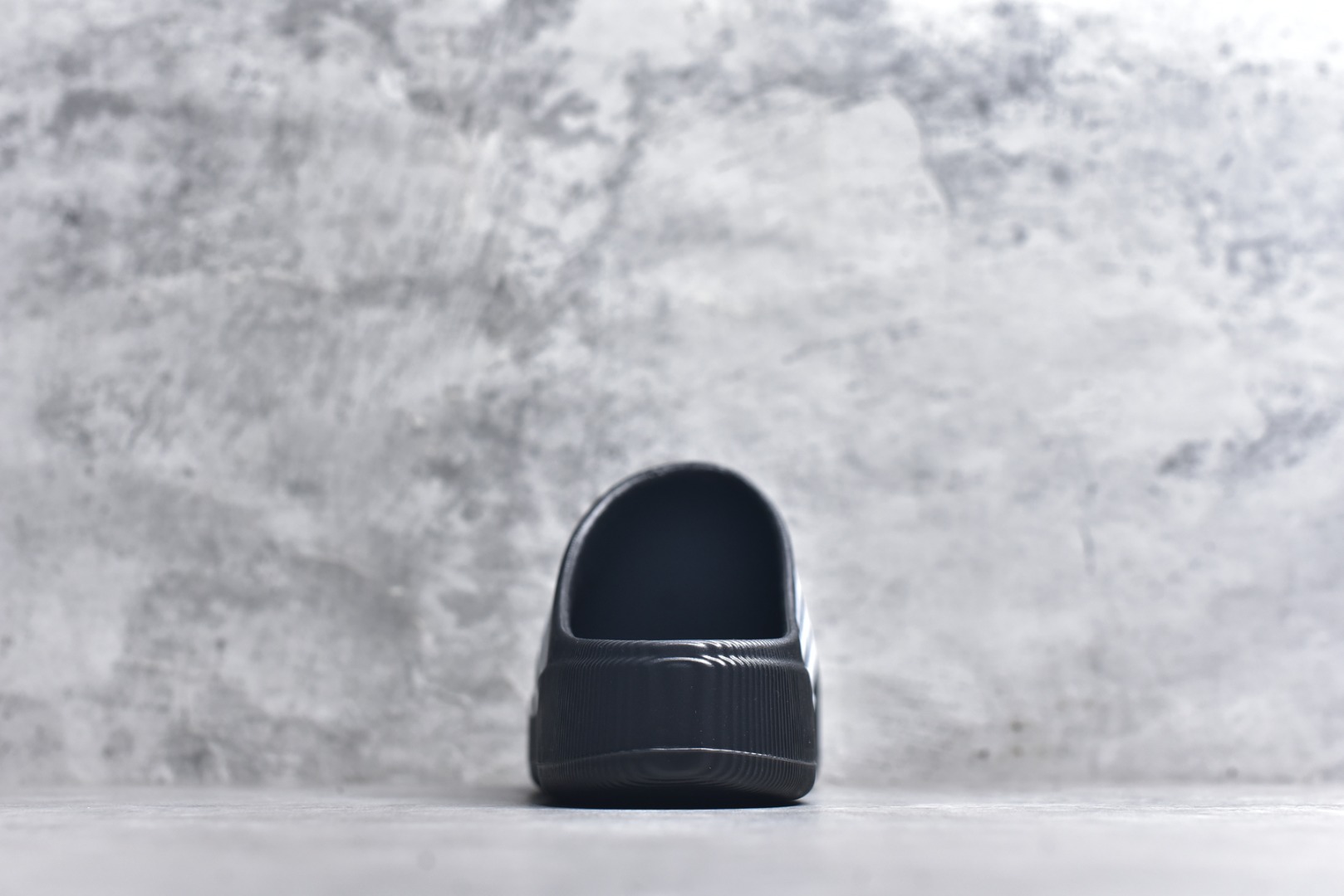 图片[5]-#adiFOM Superstar MULE 贝壳头版一脚蹬半拖鸭掌鞋半拖 重金购入原鞋及原档案磨具生产指令开发 鞋头部位凹凸有致 横向大面积波浪纹理 后跟Logo 凹凸明显 轮廓分明 描漆定位精准 公整无偏差不溢出 LOGO内侧钢印清晰工整 原厂磨具全鞋无多余毛边 同源公司EVA粒子环保塑料 原厂指令配方 无任何异味 弹性卡色均保持原鞋一致 匠心打造 鞋口弧度大小 鞋面色泽质感同步原鞋 LOGO内侧钢印清晰工整 中底部分带原厂钢印编号 原厂Ortholite欧斯莱鞋垫 区别掉渣海玻璃鞋垫 吸汗防臭的效果无法相提并论 原厂定制原标 同比ZP 符合人体设计 产品基于标志性 Superstar 鞋款轮廓的同时 利用可再生的甘蔗加工物材料制成一体式泡沫鞋身 无鞋带设计更加方便穿脱 点睛之笔在于标志性的三道杠出现在鞋子的两侧 鞋跟贴片上饰有品牌标志性的三叶草压花 偏小一码 尺码：36-45-选品中心