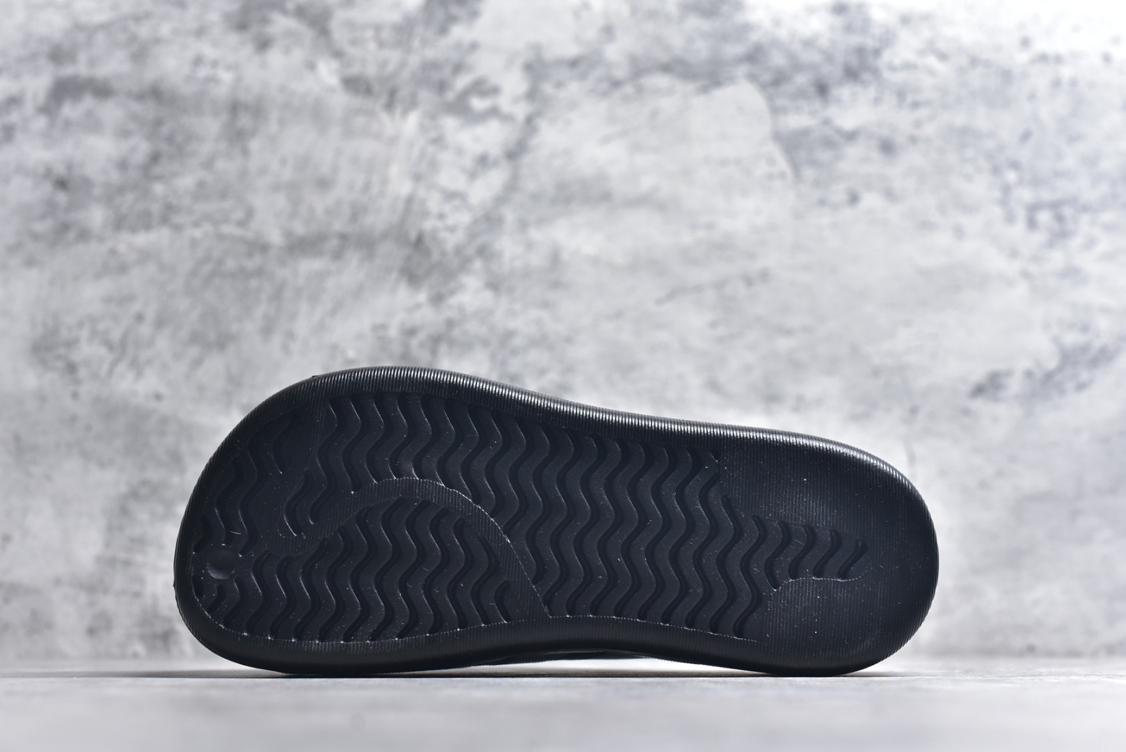 图片[6]-#adiFOM Superstar MULE 贝壳头版一脚蹬半拖鸭掌鞋半拖 重金购入原鞋及原档案磨具生产指令开发 鞋头部位凹凸有致 横向大面积波浪纹理 后跟Logo 凹凸明显 轮廓分明 描漆定位精准 公整无偏差不溢出 LOGO内侧钢印清晰工整 原厂磨具全鞋无多余毛边 同源公司EVA粒子环保塑料 原厂指令配方 无任何异味 弹性卡色均保持原鞋一致 匠心打造 鞋口弧度大小 鞋面色泽质感同步原鞋 LOGO内侧钢印清晰工整 中底部分带原厂钢印编号 原厂Ortholite欧斯莱鞋垫 区别掉渣海玻璃鞋垫 吸汗防臭的效果无法相提并论 原厂定制原标 同比ZP 符合人体设计 产品基于标志性 Superstar 鞋款轮廓的同时 利用可再生的甘蔗加工物材料制成一体式泡沫鞋身 无鞋带设计更加方便穿脱 点睛之笔在于标志性的三道杠出现在鞋子的两侧 鞋跟贴片上饰有品牌标志性的三叶草压花 偏小一码 尺码：36-45-选品中心