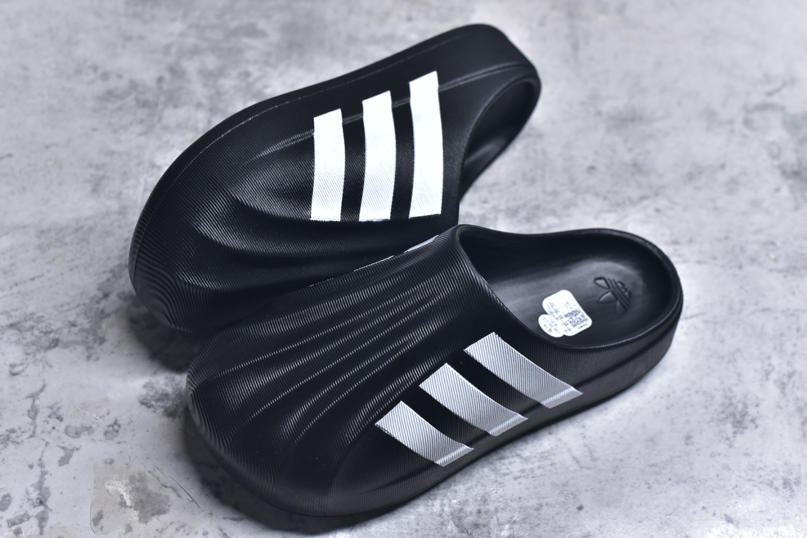 图片[7]-#adiFOM Superstar MULE 贝壳头版一脚蹬半拖鸭掌鞋半拖 重金购入原鞋及原档案磨具生产指令开发 鞋头部位凹凸有致 横向大面积波浪纹理 后跟Logo 凹凸明显 轮廓分明 描漆定位精准 公整无偏差不溢出 LOGO内侧钢印清晰工整 原厂磨具全鞋无多余毛边 同源公司EVA粒子环保塑料 原厂指令配方 无任何异味 弹性卡色均保持原鞋一致 匠心打造 鞋口弧度大小 鞋面色泽质感同步原鞋 LOGO内侧钢印清晰工整 中底部分带原厂钢印编号 原厂Ortholite欧斯莱鞋垫 区别掉渣海玻璃鞋垫 吸汗防臭的效果无法相提并论 原厂定制原标 同比ZP 符合人体设计 产品基于标志性 Superstar 鞋款轮廓的同时 利用可再生的甘蔗加工物材料制成一体式泡沫鞋身 无鞋带设计更加方便穿脱 点睛之笔在于标志性的三道杠出现在鞋子的两侧 鞋跟贴片上饰有品牌标志性的三叶草压花 偏小一码 尺码：36-45-选品中心