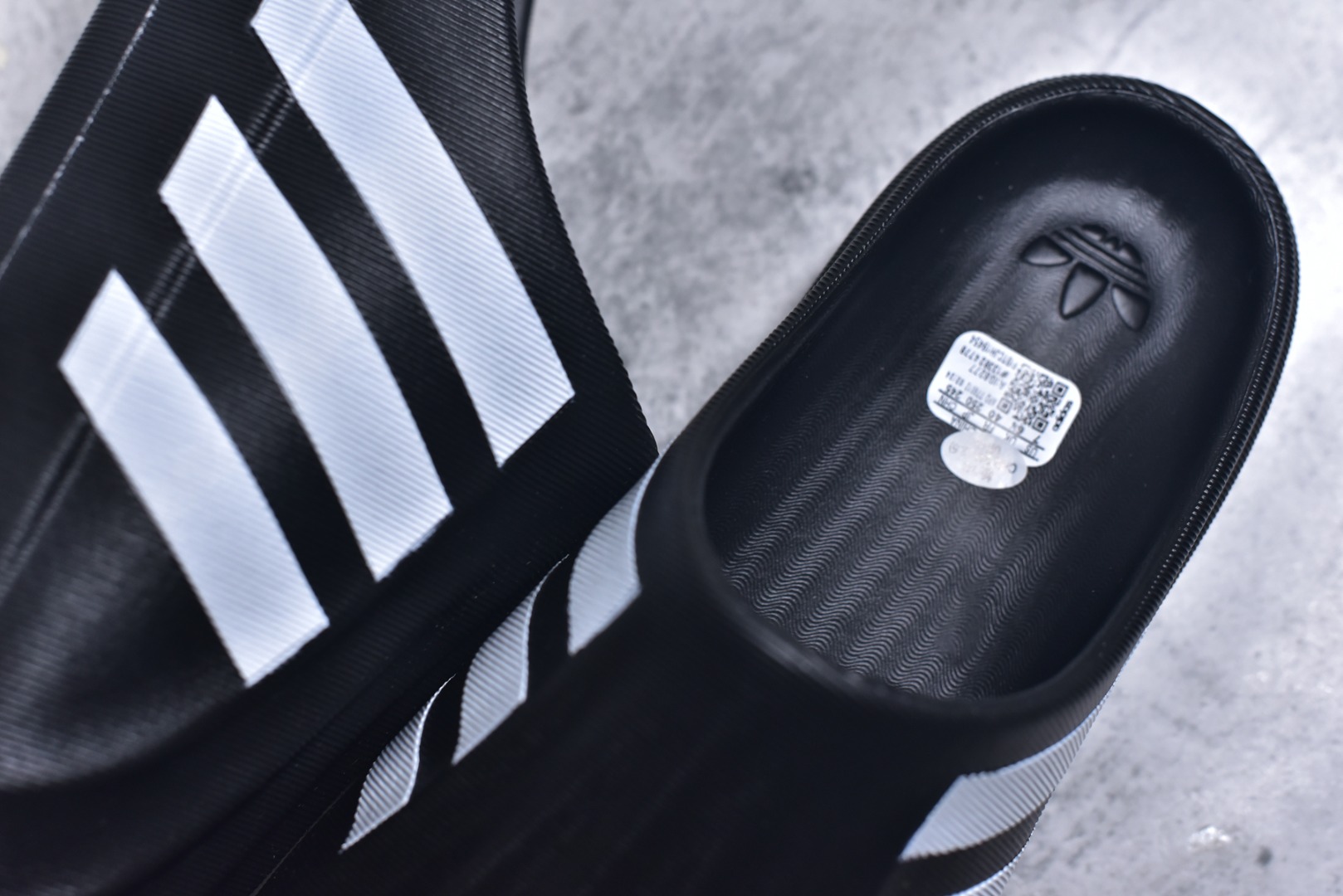 图片[9]-#adiFOM Superstar MULE 贝壳头版一脚蹬半拖鸭掌鞋半拖 重金购入原鞋及原档案磨具生产指令开发 鞋头部位凹凸有致 横向大面积波浪纹理 后跟Logo 凹凸明显 轮廓分明 描漆定位精准 公整无偏差不溢出 LOGO内侧钢印清晰工整 原厂磨具全鞋无多余毛边 同源公司EVA粒子环保塑料 原厂指令配方 无任何异味 弹性卡色均保持原鞋一致 匠心打造 鞋口弧度大小 鞋面色泽质感同步原鞋 LOGO内侧钢印清晰工整 中底部分带原厂钢印编号 原厂Ortholite欧斯莱鞋垫 区别掉渣海玻璃鞋垫 吸汗防臭的效果无法相提并论 原厂定制原标 同比ZP 符合人体设计 产品基于标志性 Superstar 鞋款轮廓的同时 利用可再生的甘蔗加工物材料制成一体式泡沫鞋身 无鞋带设计更加方便穿脱 点睛之笔在于标志性的三道杠出现在鞋子的两侧 鞋跟贴片上饰有品牌标志性的三叶草压花 偏小一码 尺码：36-45-选品中心