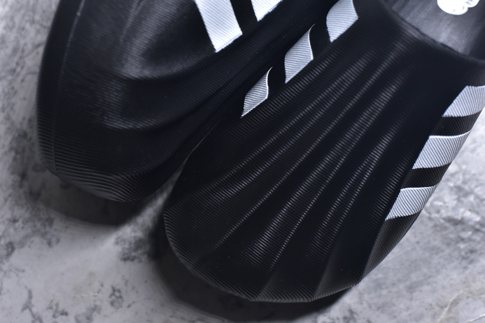 图片[8]-#adiFOM Superstar MULE 贝壳头版一脚蹬半拖鸭掌鞋半拖 重金购入原鞋及原档案磨具生产指令开发 鞋头部位凹凸有致 横向大面积波浪纹理 后跟Logo 凹凸明显 轮廓分明 描漆定位精准 公整无偏差不溢出 LOGO内侧钢印清晰工整 原厂磨具全鞋无多余毛边 同源公司EVA粒子环保塑料 原厂指令配方 无任何异味 弹性卡色均保持原鞋一致 匠心打造 鞋口弧度大小 鞋面色泽质感同步原鞋 LOGO内侧钢印清晰工整 中底部分带原厂钢印编号 原厂Ortholite欧斯莱鞋垫 区别掉渣海玻璃鞋垫 吸汗防臭的效果无法相提并论 原厂定制原标 同比ZP 符合人体设计 产品基于标志性 Superstar 鞋款轮廓的同时 利用可再生的甘蔗加工物材料制成一体式泡沫鞋身 无鞋带设计更加方便穿脱 点睛之笔在于标志性的三道杠出现在鞋子的两侧 鞋跟贴片上饰有品牌标志性的三叶草压花 偏小一码 尺码：36-45-选品中心