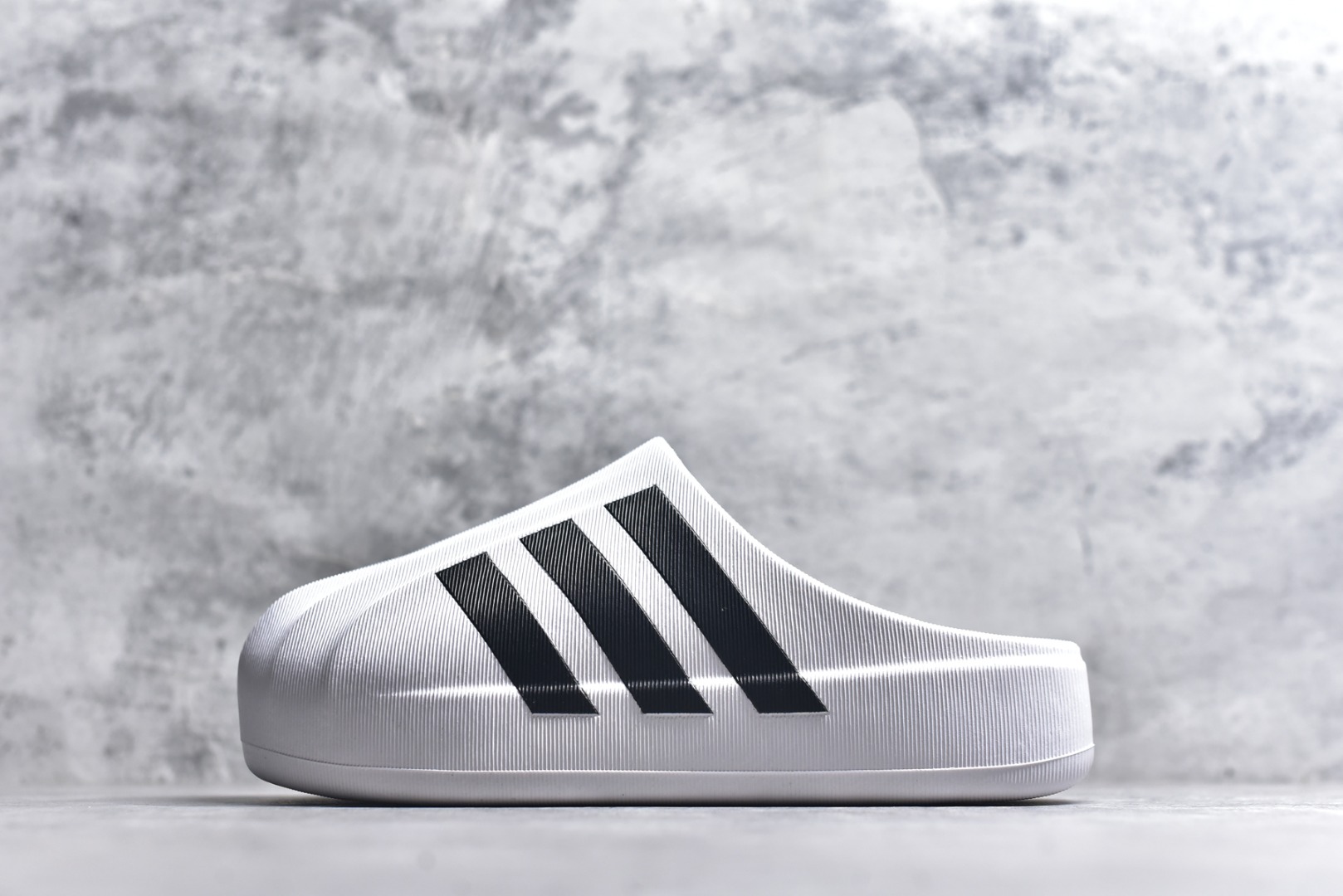 #adiFOM Superstar MULE 贝壳头版一脚蹬半拖鸭掌鞋半拖 重金购入原鞋及原档案磨具生产指令开发 鞋头部位凹凸有致 横向大面积波浪纹理 后跟Logo 凹凸明显 轮廓分明 描漆定位精准 公整无偏差不溢出 LOGO内侧钢印清晰工整 原厂磨具全鞋无多余毛边 同源公司EVA粒子环保塑料 原厂指令配方 无任何异味 弹性卡色均保持原鞋一致 匠心打造 鞋口弧度大小 鞋面色泽质感同步原鞋 LOGO内侧钢印清晰工整 中底部分带原厂钢印编号 原厂Ortholite欧斯莱鞋垫 区别掉渣海玻璃鞋垫 吸汗防臭的效果无法相提并论 原厂定制原标 同比ZP 符合人体设计 产品基于标志性 Superstar 鞋款轮廓的同时 利用可再生的甘蔗加工物材料制成一体式泡沫鞋身 无鞋带设计更加方便穿脱 点睛之笔在于标志性的三道杠出现在鞋子的两侧 鞋跟贴片上饰有品牌标志性的三叶草压花 偏小一码 尺码：36-45-选品中心