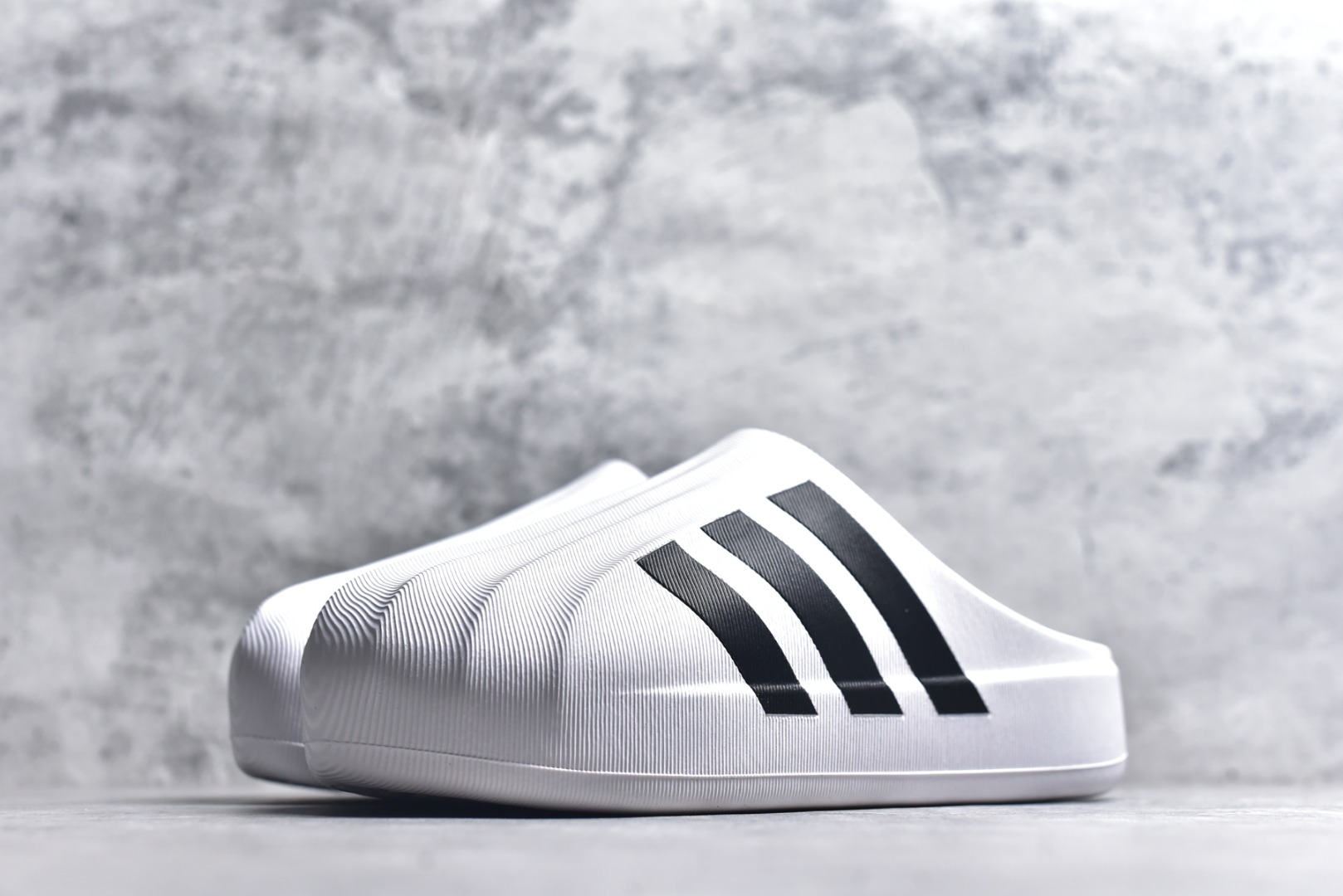 图片[2]-#adiFOM Superstar MULE 贝壳头版一脚蹬半拖鸭掌鞋半拖 重金购入原鞋及原档案磨具生产指令开发 鞋头部位凹凸有致 横向大面积波浪纹理 后跟Logo 凹凸明显 轮廓分明 描漆定位精准 公整无偏差不溢出 LOGO内侧钢印清晰工整 原厂磨具全鞋无多余毛边 同源公司EVA粒子环保塑料 原厂指令配方 无任何异味 弹性卡色均保持原鞋一致 匠心打造 鞋口弧度大小 鞋面色泽质感同步原鞋 LOGO内侧钢印清晰工整 中底部分带原厂钢印编号 原厂Ortholite欧斯莱鞋垫 区别掉渣海玻璃鞋垫 吸汗防臭的效果无法相提并论 原厂定制原标 同比ZP 符合人体设计 产品基于标志性 Superstar 鞋款轮廓的同时 利用可再生的甘蔗加工物材料制成一体式泡沫鞋身 无鞋带设计更加方便穿脱 点睛之笔在于标志性的三道杠出现在鞋子的两侧 鞋跟贴片上饰有品牌标志性的三叶草压花 偏小一码 尺码：36-45-选品中心