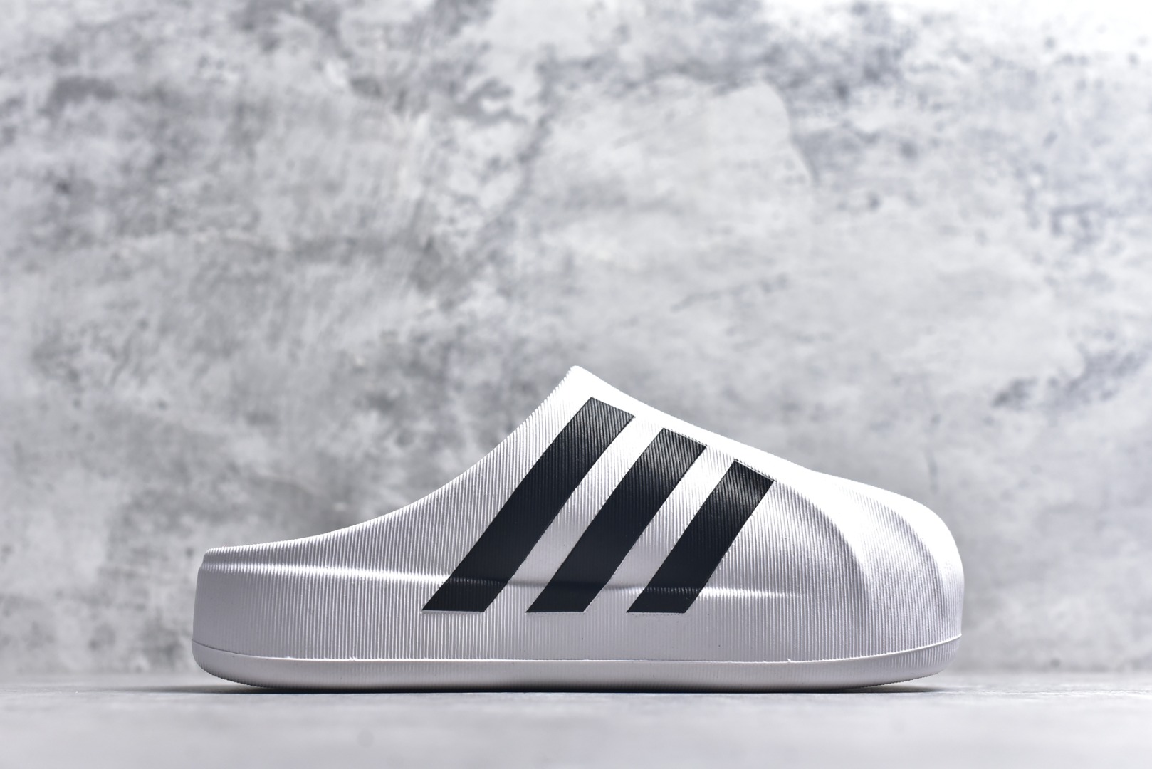 图片[3]-#adiFOM Superstar MULE 贝壳头版一脚蹬半拖鸭掌鞋半拖 重金购入原鞋及原档案磨具生产指令开发 鞋头部位凹凸有致 横向大面积波浪纹理 后跟Logo 凹凸明显 轮廓分明 描漆定位精准 公整无偏差不溢出 LOGO内侧钢印清晰工整 原厂磨具全鞋无多余毛边 同源公司EVA粒子环保塑料 原厂指令配方 无任何异味 弹性卡色均保持原鞋一致 匠心打造 鞋口弧度大小 鞋面色泽质感同步原鞋 LOGO内侧钢印清晰工整 中底部分带原厂钢印编号 原厂Ortholite欧斯莱鞋垫 区别掉渣海玻璃鞋垫 吸汗防臭的效果无法相提并论 原厂定制原标 同比ZP 符合人体设计 产品基于标志性 Superstar 鞋款轮廓的同时 利用可再生的甘蔗加工物材料制成一体式泡沫鞋身 无鞋带设计更加方便穿脱 点睛之笔在于标志性的三道杠出现在鞋子的两侧 鞋跟贴片上饰有品牌标志性的三叶草压花 偏小一码 尺码：36-45-选品中心