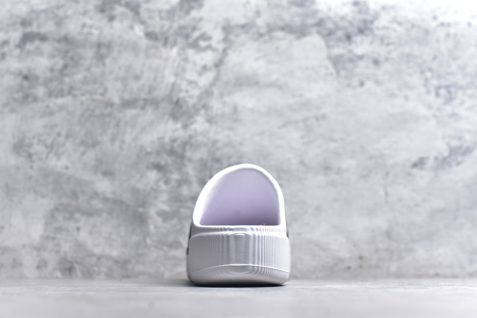 图片[5]-#adiFOM Superstar MULE 贝壳头版一脚蹬半拖鸭掌鞋半拖 重金购入原鞋及原档案磨具生产指令开发 鞋头部位凹凸有致 横向大面积波浪纹理 后跟Logo 凹凸明显 轮廓分明 描漆定位精准 公整无偏差不溢出 LOGO内侧钢印清晰工整 原厂磨具全鞋无多余毛边 同源公司EVA粒子环保塑料 原厂指令配方 无任何异味 弹性卡色均保持原鞋一致 匠心打造 鞋口弧度大小 鞋面色泽质感同步原鞋 LOGO内侧钢印清晰工整 中底部分带原厂钢印编号 原厂Ortholite欧斯莱鞋垫 区别掉渣海玻璃鞋垫 吸汗防臭的效果无法相提并论 原厂定制原标 同比ZP 符合人体设计 产品基于标志性 Superstar 鞋款轮廓的同时 利用可再生的甘蔗加工物材料制成一体式泡沫鞋身 无鞋带设计更加方便穿脱 点睛之笔在于标志性的三道杠出现在鞋子的两侧 鞋跟贴片上饰有品牌标志性的三叶草压花 偏小一码 尺码：36-45-选品中心