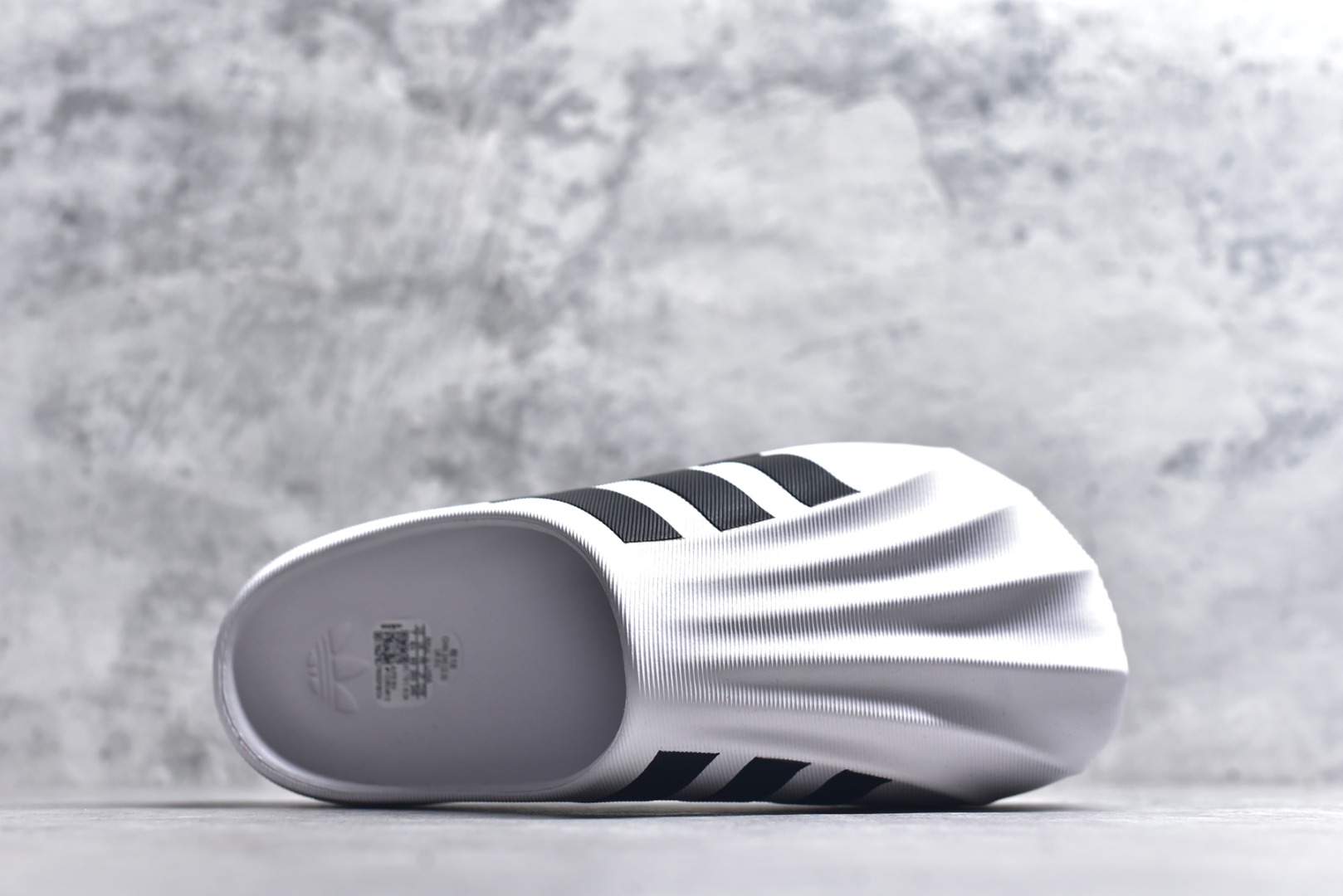 图片[4]-#adiFOM Superstar MULE 贝壳头版一脚蹬半拖鸭掌鞋半拖 重金购入原鞋及原档案磨具生产指令开发 鞋头部位凹凸有致 横向大面积波浪纹理 后跟Logo 凹凸明显 轮廓分明 描漆定位精准 公整无偏差不溢出 LOGO内侧钢印清晰工整 原厂磨具全鞋无多余毛边 同源公司EVA粒子环保塑料 原厂指令配方 无任何异味 弹性卡色均保持原鞋一致 匠心打造 鞋口弧度大小 鞋面色泽质感同步原鞋 LOGO内侧钢印清晰工整 中底部分带原厂钢印编号 原厂Ortholite欧斯莱鞋垫 区别掉渣海玻璃鞋垫 吸汗防臭的效果无法相提并论 原厂定制原标 同比ZP 符合人体设计 产品基于标志性 Superstar 鞋款轮廓的同时 利用可再生的甘蔗加工物材料制成一体式泡沫鞋身 无鞋带设计更加方便穿脱 点睛之笔在于标志性的三道杠出现在鞋子的两侧 鞋跟贴片上饰有品牌标志性的三叶草压花 偏小一码 尺码：36-45-选品中心