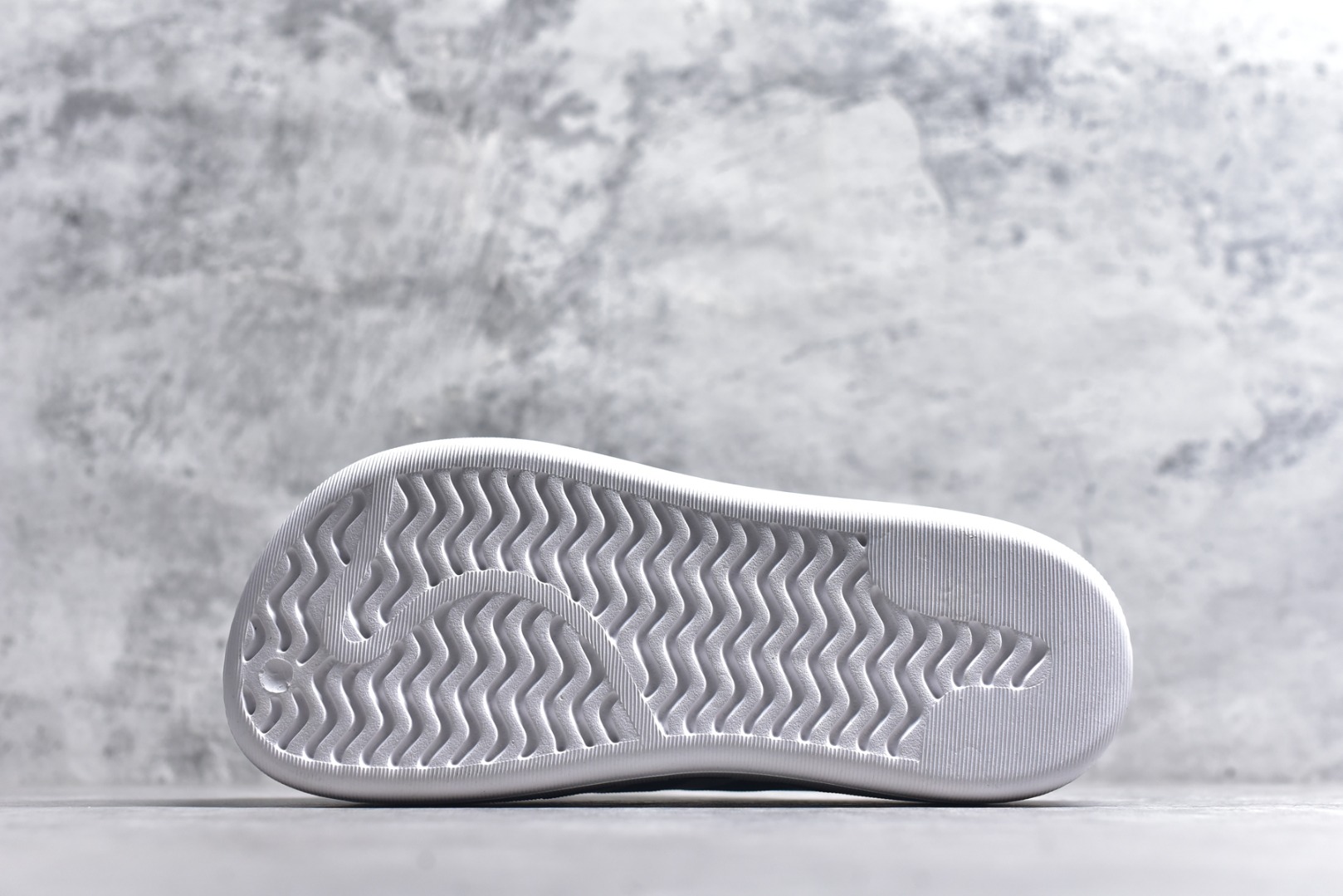 图片[6]-#adiFOM Superstar MULE 贝壳头版一脚蹬半拖鸭掌鞋半拖 重金购入原鞋及原档案磨具生产指令开发 鞋头部位凹凸有致 横向大面积波浪纹理 后跟Logo 凹凸明显 轮廓分明 描漆定位精准 公整无偏差不溢出 LOGO内侧钢印清晰工整 原厂磨具全鞋无多余毛边 同源公司EVA粒子环保塑料 原厂指令配方 无任何异味 弹性卡色均保持原鞋一致 匠心打造 鞋口弧度大小 鞋面色泽质感同步原鞋 LOGO内侧钢印清晰工整 中底部分带原厂钢印编号 原厂Ortholite欧斯莱鞋垫 区别掉渣海玻璃鞋垫 吸汗防臭的效果无法相提并论 原厂定制原标 同比ZP 符合人体设计 产品基于标志性 Superstar 鞋款轮廓的同时 利用可再生的甘蔗加工物材料制成一体式泡沫鞋身 无鞋带设计更加方便穿脱 点睛之笔在于标志性的三道杠出现在鞋子的两侧 鞋跟贴片上饰有品牌标志性的三叶草压花 偏小一码 尺码：36-45-选品中心