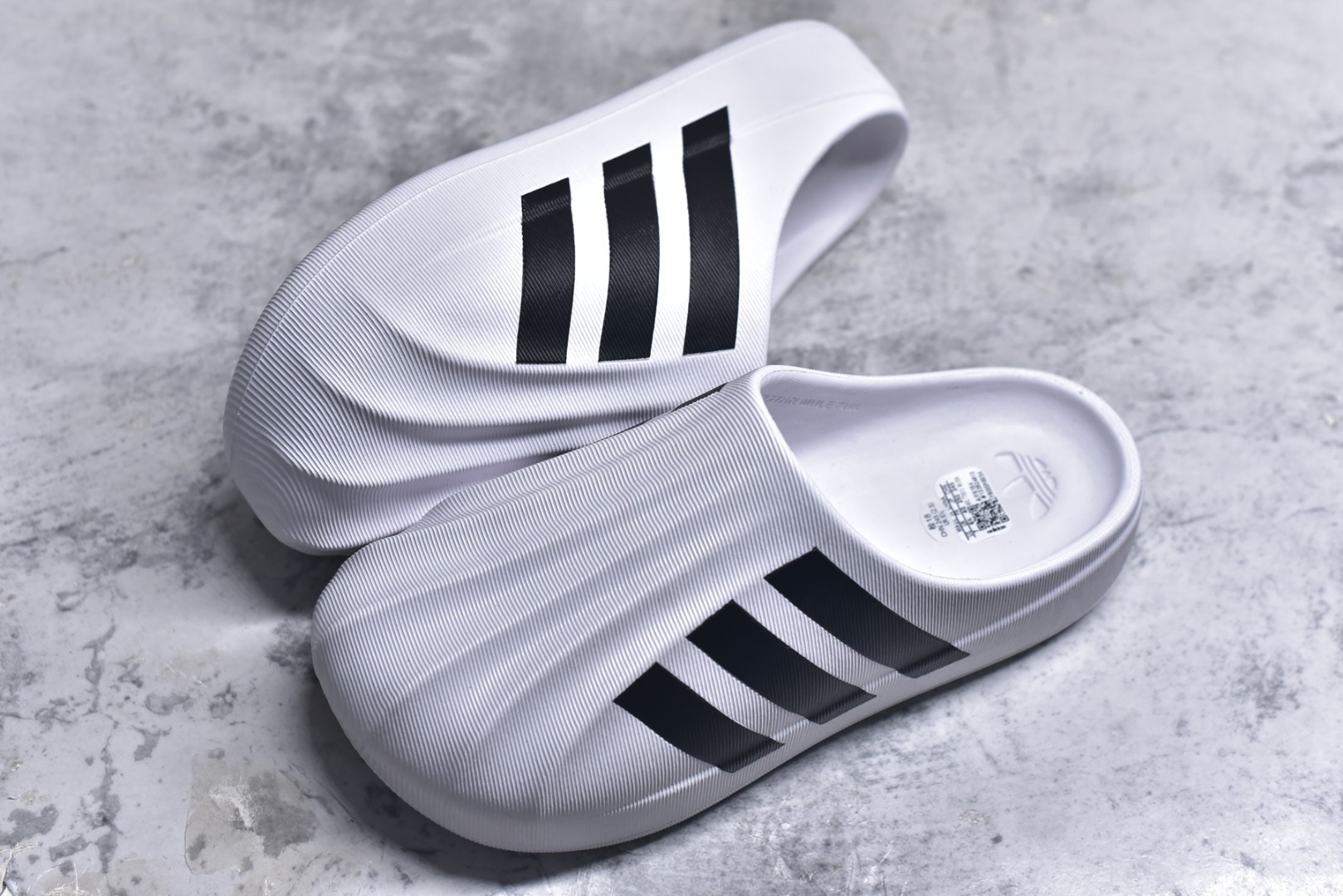 图片[7]-#adiFOM Superstar MULE 贝壳头版一脚蹬半拖鸭掌鞋半拖 重金购入原鞋及原档案磨具生产指令开发 鞋头部位凹凸有致 横向大面积波浪纹理 后跟Logo 凹凸明显 轮廓分明 描漆定位精准 公整无偏差不溢出 LOGO内侧钢印清晰工整 原厂磨具全鞋无多余毛边 同源公司EVA粒子环保塑料 原厂指令配方 无任何异味 弹性卡色均保持原鞋一致 匠心打造 鞋口弧度大小 鞋面色泽质感同步原鞋 LOGO内侧钢印清晰工整 中底部分带原厂钢印编号 原厂Ortholite欧斯莱鞋垫 区别掉渣海玻璃鞋垫 吸汗防臭的效果无法相提并论 原厂定制原标 同比ZP 符合人体设计 产品基于标志性 Superstar 鞋款轮廓的同时 利用可再生的甘蔗加工物材料制成一体式泡沫鞋身 无鞋带设计更加方便穿脱 点睛之笔在于标志性的三道杠出现在鞋子的两侧 鞋跟贴片上饰有品牌标志性的三叶草压花 偏小一码 尺码：36-45-选品中心