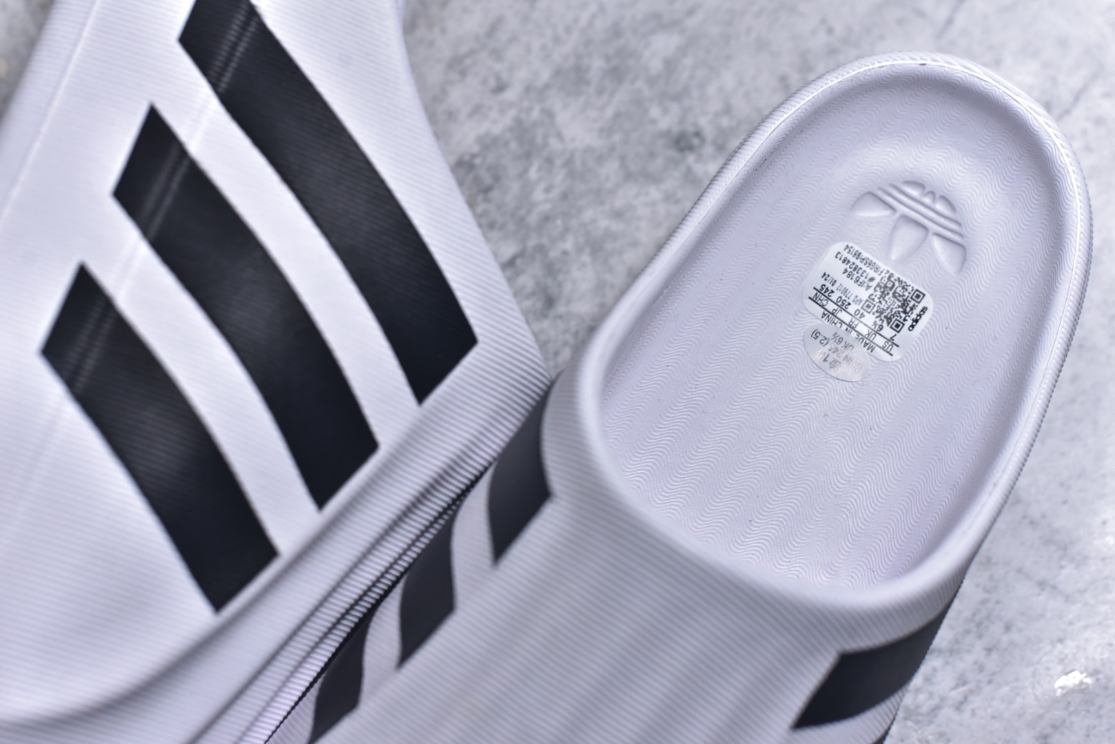 图片[9]-#adiFOM Superstar MULE 贝壳头版一脚蹬半拖鸭掌鞋半拖 重金购入原鞋及原档案磨具生产指令开发 鞋头部位凹凸有致 横向大面积波浪纹理 后跟Logo 凹凸明显 轮廓分明 描漆定位精准 公整无偏差不溢出 LOGO内侧钢印清晰工整 原厂磨具全鞋无多余毛边 同源公司EVA粒子环保塑料 原厂指令配方 无任何异味 弹性卡色均保持原鞋一致 匠心打造 鞋口弧度大小 鞋面色泽质感同步原鞋 LOGO内侧钢印清晰工整 中底部分带原厂钢印编号 原厂Ortholite欧斯莱鞋垫 区别掉渣海玻璃鞋垫 吸汗防臭的效果无法相提并论 原厂定制原标 同比ZP 符合人体设计 产品基于标志性 Superstar 鞋款轮廓的同时 利用可再生的甘蔗加工物材料制成一体式泡沫鞋身 无鞋带设计更加方便穿脱 点睛之笔在于标志性的三道杠出现在鞋子的两侧 鞋跟贴片上饰有品牌标志性的三叶草压花 偏小一码 尺码：36-45-选品中心