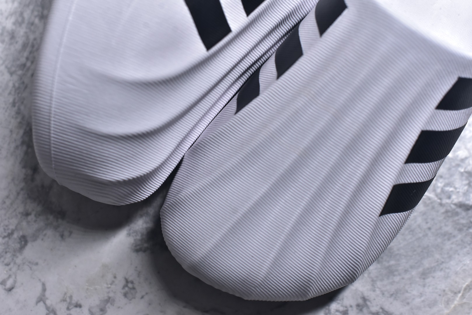 图片[8]-#adiFOM Superstar MULE 贝壳头版一脚蹬半拖鸭掌鞋半拖 重金购入原鞋及原档案磨具生产指令开发 鞋头部位凹凸有致 横向大面积波浪纹理 后跟Logo 凹凸明显 轮廓分明 描漆定位精准 公整无偏差不溢出 LOGO内侧钢印清晰工整 原厂磨具全鞋无多余毛边 同源公司EVA粒子环保塑料 原厂指令配方 无任何异味 弹性卡色均保持原鞋一致 匠心打造 鞋口弧度大小 鞋面色泽质感同步原鞋 LOGO内侧钢印清晰工整 中底部分带原厂钢印编号 原厂Ortholite欧斯莱鞋垫 区别掉渣海玻璃鞋垫 吸汗防臭的效果无法相提并论 原厂定制原标 同比ZP 符合人体设计 产品基于标志性 Superstar 鞋款轮廓的同时 利用可再生的甘蔗加工物材料制成一体式泡沫鞋身 无鞋带设计更加方便穿脱 点睛之笔在于标志性的三道杠出现在鞋子的两侧 鞋跟贴片上饰有品牌标志性的三叶草压花 偏小一码 尺码：36-45-选品中心