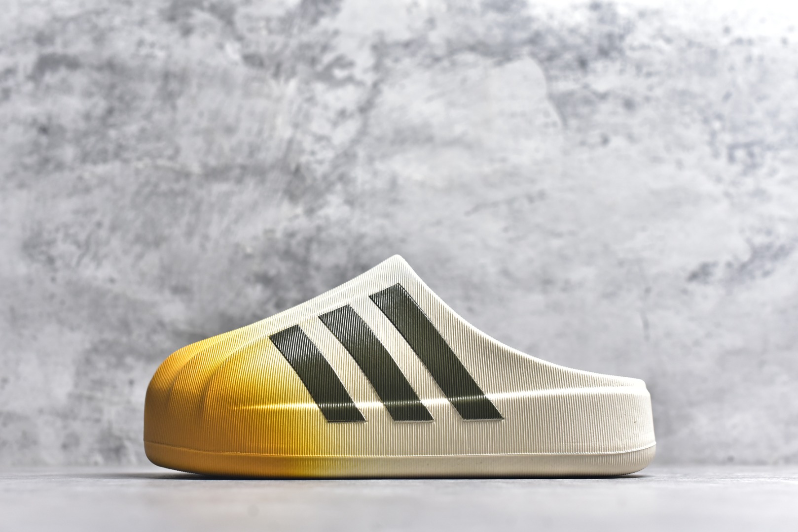 #adiFOM Superstar MULE 贝壳头版一脚蹬半拖鸭掌鞋半拖 重金购入原鞋及原档案磨具生产指令开发 鞋头部位凹凸有致 横向大面积波浪纹理 后跟Logo 凹凸明显 轮廓分明 描漆定位精准 公整无偏差不溢出 LOGO内侧钢印清晰工整 原厂磨具全鞋无多余毛边 同源公司EVA粒子环保塑料 原厂指令配方 无任何异味 弹性卡色均保持原鞋一致 匠心打造 鞋口弧度大小 鞋面色泽质感同步原鞋 LOGO内侧钢印清晰工整 中底部分带原厂钢印编号 原厂Ortholite欧斯莱鞋垫 区别掉渣海玻璃鞋垫 吸汗防臭的效果无法相提并论 原厂定制原标 同比ZP 符合人体设计 产品基于标志性 Superstar 鞋款轮廓的同时 利用可再生的甘蔗加工物材料制成一体式泡沫鞋身 无鞋带设计更加方便穿脱 点睛之笔在于标志性的三道杠出现在鞋子的两侧 鞋跟贴片上饰有品牌标志性的三叶草压花 偏小一码 尺码：36-45-选品中心