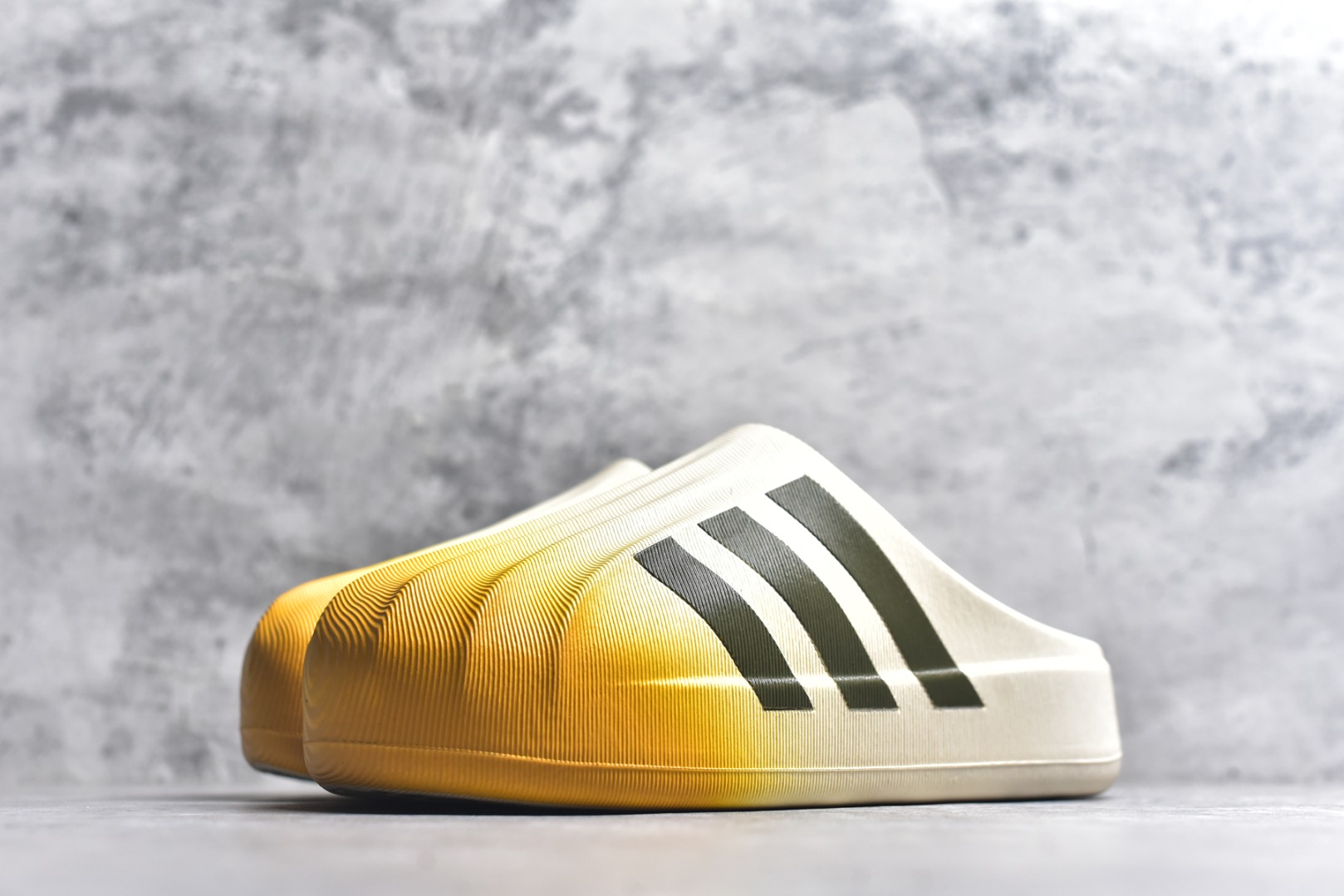 图片[2]-#adiFOM Superstar MULE 贝壳头版一脚蹬半拖鸭掌鞋半拖 重金购入原鞋及原档案磨具生产指令开发 鞋头部位凹凸有致 横向大面积波浪纹理 后跟Logo 凹凸明显 轮廓分明 描漆定位精准 公整无偏差不溢出 LOGO内侧钢印清晰工整 原厂磨具全鞋无多余毛边 同源公司EVA粒子环保塑料 原厂指令配方 无任何异味 弹性卡色均保持原鞋一致 匠心打造 鞋口弧度大小 鞋面色泽质感同步原鞋 LOGO内侧钢印清晰工整 中底部分带原厂钢印编号 原厂Ortholite欧斯莱鞋垫 区别掉渣海玻璃鞋垫 吸汗防臭的效果无法相提并论 原厂定制原标 同比ZP 符合人体设计 产品基于标志性 Superstar 鞋款轮廓的同时 利用可再生的甘蔗加工物材料制成一体式泡沫鞋身 无鞋带设计更加方便穿脱 点睛之笔在于标志性的三道杠出现在鞋子的两侧 鞋跟贴片上饰有品牌标志性的三叶草压花 偏小一码 尺码：36-45-选品中心