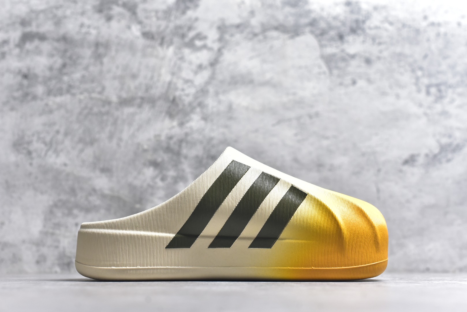 图片[3]-#adiFOM Superstar MULE 贝壳头版一脚蹬半拖鸭掌鞋半拖 重金购入原鞋及原档案磨具生产指令开发 鞋头部位凹凸有致 横向大面积波浪纹理 后跟Logo 凹凸明显 轮廓分明 描漆定位精准 公整无偏差不溢出 LOGO内侧钢印清晰工整 原厂磨具全鞋无多余毛边 同源公司EVA粒子环保塑料 原厂指令配方 无任何异味 弹性卡色均保持原鞋一致 匠心打造 鞋口弧度大小 鞋面色泽质感同步原鞋 LOGO内侧钢印清晰工整 中底部分带原厂钢印编号 原厂Ortholite欧斯莱鞋垫 区别掉渣海玻璃鞋垫 吸汗防臭的效果无法相提并论 原厂定制原标 同比ZP 符合人体设计 产品基于标志性 Superstar 鞋款轮廓的同时 利用可再生的甘蔗加工物材料制成一体式泡沫鞋身 无鞋带设计更加方便穿脱 点睛之笔在于标志性的三道杠出现在鞋子的两侧 鞋跟贴片上饰有品牌标志性的三叶草压花 偏小一码 尺码：36-45-选品中心