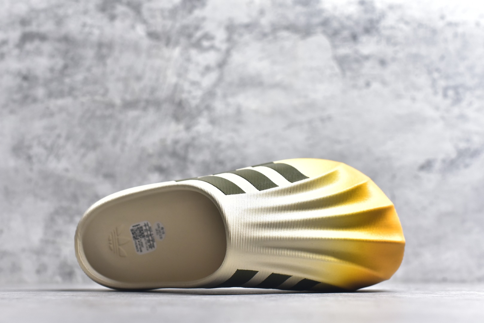 图片[4]-#adiFOM Superstar MULE 贝壳头版一脚蹬半拖鸭掌鞋半拖 重金购入原鞋及原档案磨具生产指令开发 鞋头部位凹凸有致 横向大面积波浪纹理 后跟Logo 凹凸明显 轮廓分明 描漆定位精准 公整无偏差不溢出 LOGO内侧钢印清晰工整 原厂磨具全鞋无多余毛边 同源公司EVA粒子环保塑料 原厂指令配方 无任何异味 弹性卡色均保持原鞋一致 匠心打造 鞋口弧度大小 鞋面色泽质感同步原鞋 LOGO内侧钢印清晰工整 中底部分带原厂钢印编号 原厂Ortholite欧斯莱鞋垫 区别掉渣海玻璃鞋垫 吸汗防臭的效果无法相提并论 原厂定制原标 同比ZP 符合人体设计 产品基于标志性 Superstar 鞋款轮廓的同时 利用可再生的甘蔗加工物材料制成一体式泡沫鞋身 无鞋带设计更加方便穿脱 点睛之笔在于标志性的三道杠出现在鞋子的两侧 鞋跟贴片上饰有品牌标志性的三叶草压花 偏小一码 尺码：36-45-选品中心