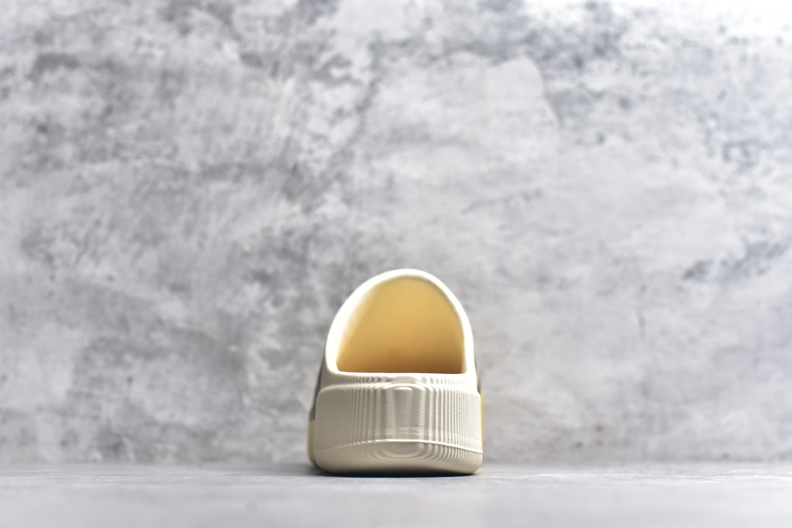 图片[5]-#adiFOM Superstar MULE 贝壳头版一脚蹬半拖鸭掌鞋半拖 重金购入原鞋及原档案磨具生产指令开发 鞋头部位凹凸有致 横向大面积波浪纹理 后跟Logo 凹凸明显 轮廓分明 描漆定位精准 公整无偏差不溢出 LOGO内侧钢印清晰工整 原厂磨具全鞋无多余毛边 同源公司EVA粒子环保塑料 原厂指令配方 无任何异味 弹性卡色均保持原鞋一致 匠心打造 鞋口弧度大小 鞋面色泽质感同步原鞋 LOGO内侧钢印清晰工整 中底部分带原厂钢印编号 原厂Ortholite欧斯莱鞋垫 区别掉渣海玻璃鞋垫 吸汗防臭的效果无法相提并论 原厂定制原标 同比ZP 符合人体设计 产品基于标志性 Superstar 鞋款轮廓的同时 利用可再生的甘蔗加工物材料制成一体式泡沫鞋身 无鞋带设计更加方便穿脱 点睛之笔在于标志性的三道杠出现在鞋子的两侧 鞋跟贴片上饰有品牌标志性的三叶草压花 偏小一码 尺码：36-45-选品中心