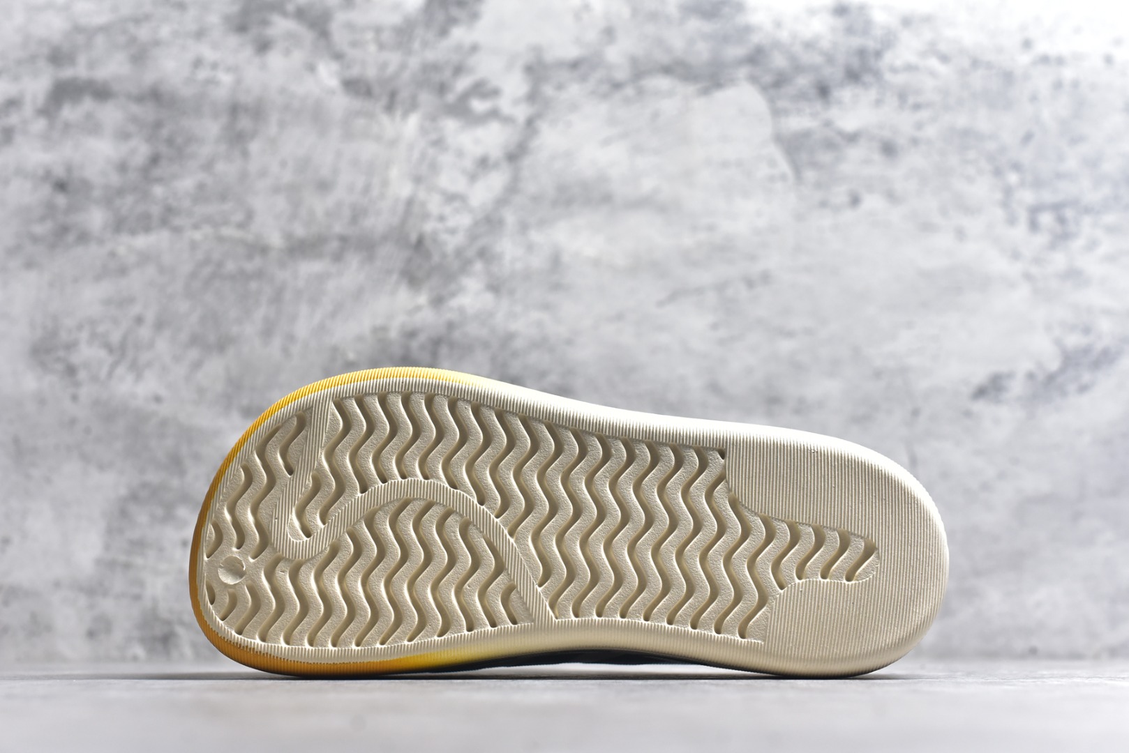 图片[6]-#adiFOM Superstar MULE 贝壳头版一脚蹬半拖鸭掌鞋半拖 重金购入原鞋及原档案磨具生产指令开发 鞋头部位凹凸有致 横向大面积波浪纹理 后跟Logo 凹凸明显 轮廓分明 描漆定位精准 公整无偏差不溢出 LOGO内侧钢印清晰工整 原厂磨具全鞋无多余毛边 同源公司EVA粒子环保塑料 原厂指令配方 无任何异味 弹性卡色均保持原鞋一致 匠心打造 鞋口弧度大小 鞋面色泽质感同步原鞋 LOGO内侧钢印清晰工整 中底部分带原厂钢印编号 原厂Ortholite欧斯莱鞋垫 区别掉渣海玻璃鞋垫 吸汗防臭的效果无法相提并论 原厂定制原标 同比ZP 符合人体设计 产品基于标志性 Superstar 鞋款轮廓的同时 利用可再生的甘蔗加工物材料制成一体式泡沫鞋身 无鞋带设计更加方便穿脱 点睛之笔在于标志性的三道杠出现在鞋子的两侧 鞋跟贴片上饰有品牌标志性的三叶草压花 偏小一码 尺码：36-45-选品中心