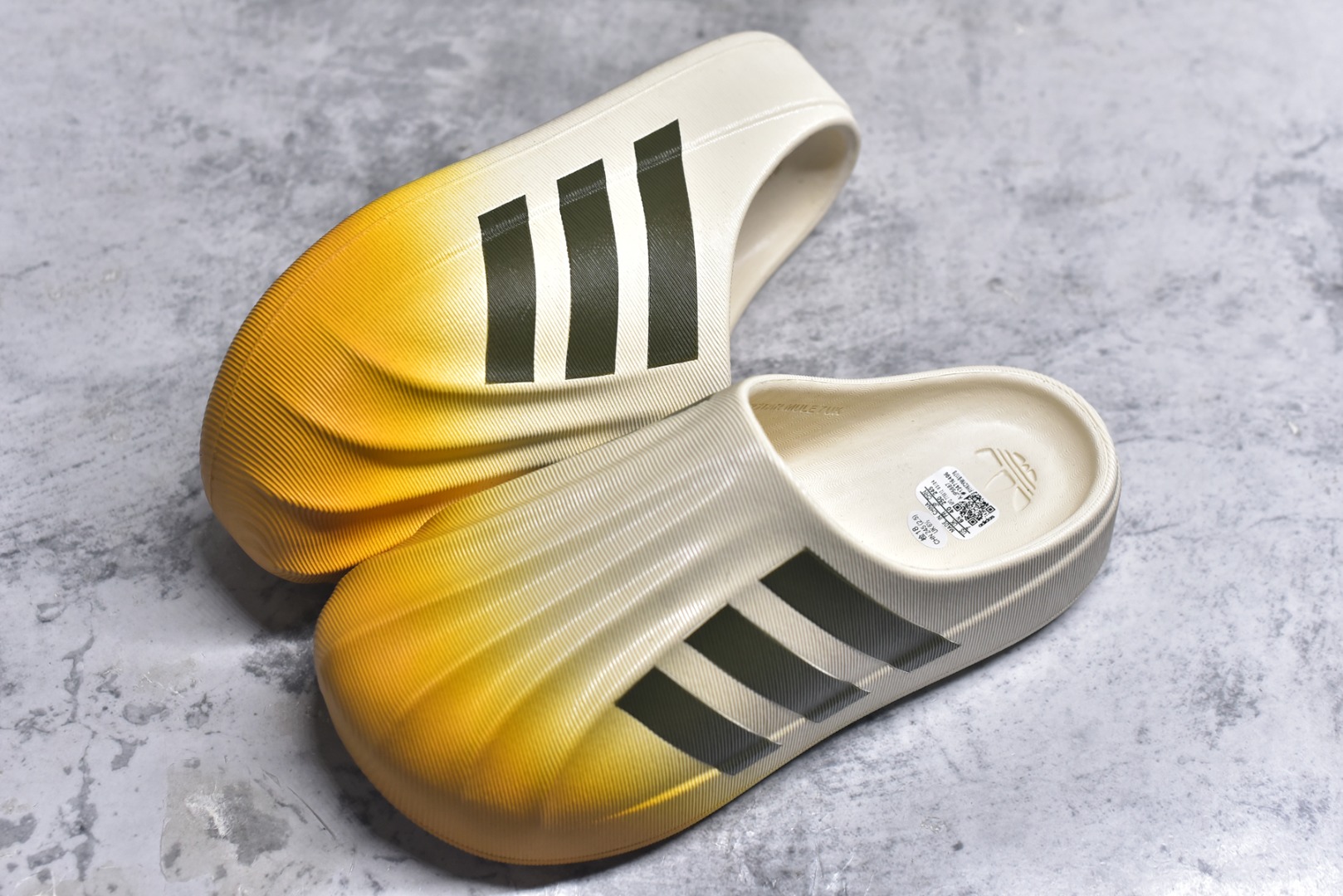 图片[7]-#adiFOM Superstar MULE 贝壳头版一脚蹬半拖鸭掌鞋半拖 重金购入原鞋及原档案磨具生产指令开发 鞋头部位凹凸有致 横向大面积波浪纹理 后跟Logo 凹凸明显 轮廓分明 描漆定位精准 公整无偏差不溢出 LOGO内侧钢印清晰工整 原厂磨具全鞋无多余毛边 同源公司EVA粒子环保塑料 原厂指令配方 无任何异味 弹性卡色均保持原鞋一致 匠心打造 鞋口弧度大小 鞋面色泽质感同步原鞋 LOGO内侧钢印清晰工整 中底部分带原厂钢印编号 原厂Ortholite欧斯莱鞋垫 区别掉渣海玻璃鞋垫 吸汗防臭的效果无法相提并论 原厂定制原标 同比ZP 符合人体设计 产品基于标志性 Superstar 鞋款轮廓的同时 利用可再生的甘蔗加工物材料制成一体式泡沫鞋身 无鞋带设计更加方便穿脱 点睛之笔在于标志性的三道杠出现在鞋子的两侧 鞋跟贴片上饰有品牌标志性的三叶草压花 偏小一码 尺码：36-45-选品中心