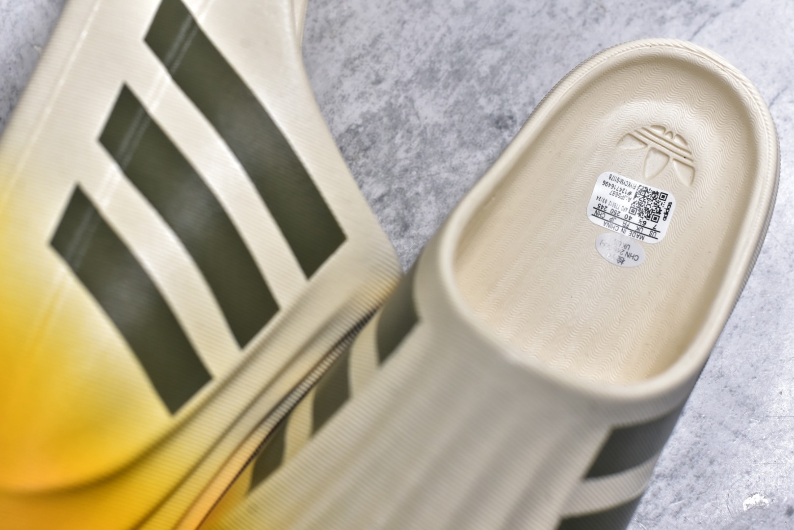 图片[9]-#adiFOM Superstar MULE 贝壳头版一脚蹬半拖鸭掌鞋半拖 重金购入原鞋及原档案磨具生产指令开发 鞋头部位凹凸有致 横向大面积波浪纹理 后跟Logo 凹凸明显 轮廓分明 描漆定位精准 公整无偏差不溢出 LOGO内侧钢印清晰工整 原厂磨具全鞋无多余毛边 同源公司EVA粒子环保塑料 原厂指令配方 无任何异味 弹性卡色均保持原鞋一致 匠心打造 鞋口弧度大小 鞋面色泽质感同步原鞋 LOGO内侧钢印清晰工整 中底部分带原厂钢印编号 原厂Ortholite欧斯莱鞋垫 区别掉渣海玻璃鞋垫 吸汗防臭的效果无法相提并论 原厂定制原标 同比ZP 符合人体设计 产品基于标志性 Superstar 鞋款轮廓的同时 利用可再生的甘蔗加工物材料制成一体式泡沫鞋身 无鞋带设计更加方便穿脱 点睛之笔在于标志性的三道杠出现在鞋子的两侧 鞋跟贴片上饰有品牌标志性的三叶草压花 偏小一码 尺码：36-45-选品中心