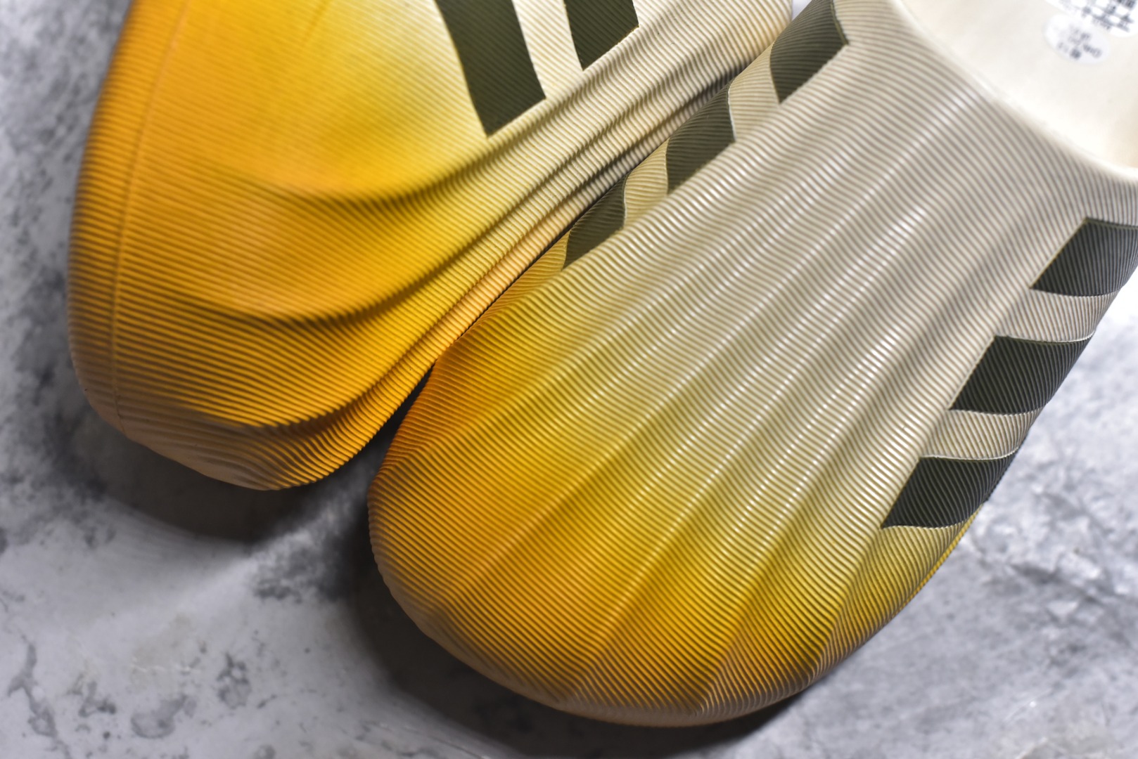 图片[8]-#adiFOM Superstar MULE 贝壳头版一脚蹬半拖鸭掌鞋半拖 重金购入原鞋及原档案磨具生产指令开发 鞋头部位凹凸有致 横向大面积波浪纹理 后跟Logo 凹凸明显 轮廓分明 描漆定位精准 公整无偏差不溢出 LOGO内侧钢印清晰工整 原厂磨具全鞋无多余毛边 同源公司EVA粒子环保塑料 原厂指令配方 无任何异味 弹性卡色均保持原鞋一致 匠心打造 鞋口弧度大小 鞋面色泽质感同步原鞋 LOGO内侧钢印清晰工整 中底部分带原厂钢印编号 原厂Ortholite欧斯莱鞋垫 区别掉渣海玻璃鞋垫 吸汗防臭的效果无法相提并论 原厂定制原标 同比ZP 符合人体设计 产品基于标志性 Superstar 鞋款轮廓的同时 利用可再生的甘蔗加工物材料制成一体式泡沫鞋身 无鞋带设计更加方便穿脱 点睛之笔在于标志性的三道杠出现在鞋子的两侧 鞋跟贴片上饰有品牌标志性的三叶草压花 偏小一码 尺码：36-45-选品中心